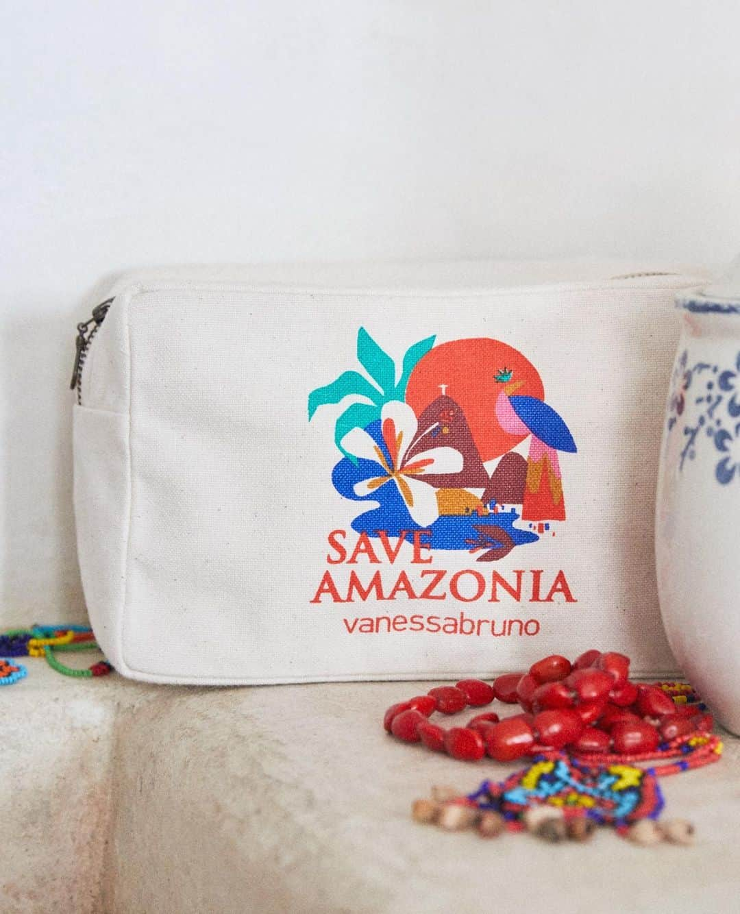 バネッサ・ブリューノさんのインスタグラム写真 - (バネッサ・ブリューノInstagram)「Notre trousse en toile de coton très résistante imprimée « Save Amazonia » fait partie de la collection exclusive et limitée « Le Cabas Voyage à Rio ». 50% sont reversés à l'association Amazonia qui sensibilise à la défense des droits territoriaux et culturels des peuples indigènes et populations traditionnelles…⁠⠀ ⁠⠀ Our cotton canvas case highly durable and topped off with a print is one of the pieces of the exclusive and limited collection « Le Cabas Voyage à Rio ». The Amazonia charity’s main objective is to raise the awareness about the defense of territorial and cultural rights for the Indigenous peoples and traditional communities...⁠⠀ ⁠⠀ #vanessabruno #cabasvoyagerio #riomonamour #amazonia #amazoniaawareness #amazoniacharity #saveamazonia⁠⠀ ⁠⠀」7月28日 16時48分 - vanessabruno