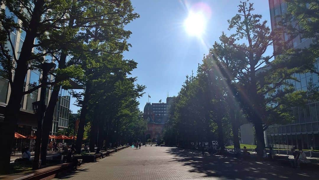 北海道放送「今日ドキッ!」さんのインスタグラム写真 - (北海道放送「今日ドキッ!」Instagram)「天気担当Sです。  きょうは #クラウディ波多野アナ@hbc_hatanoyuta から #森田絹子 アナへバトンタッチ  札幌中心部は午後から 暑～い日差しタップリ🌡️  森田アナ意外と 暑いのは大好きなんだとか…👒  私は苦手なんで、 うらやましいです😅  さてここまで書いて この写真のどこかに あの2人が写っていること、 お気づきになられただろうか…  #そらリサーチ 写真募集中」7月28日 16時45分 - hbc_kyodoki