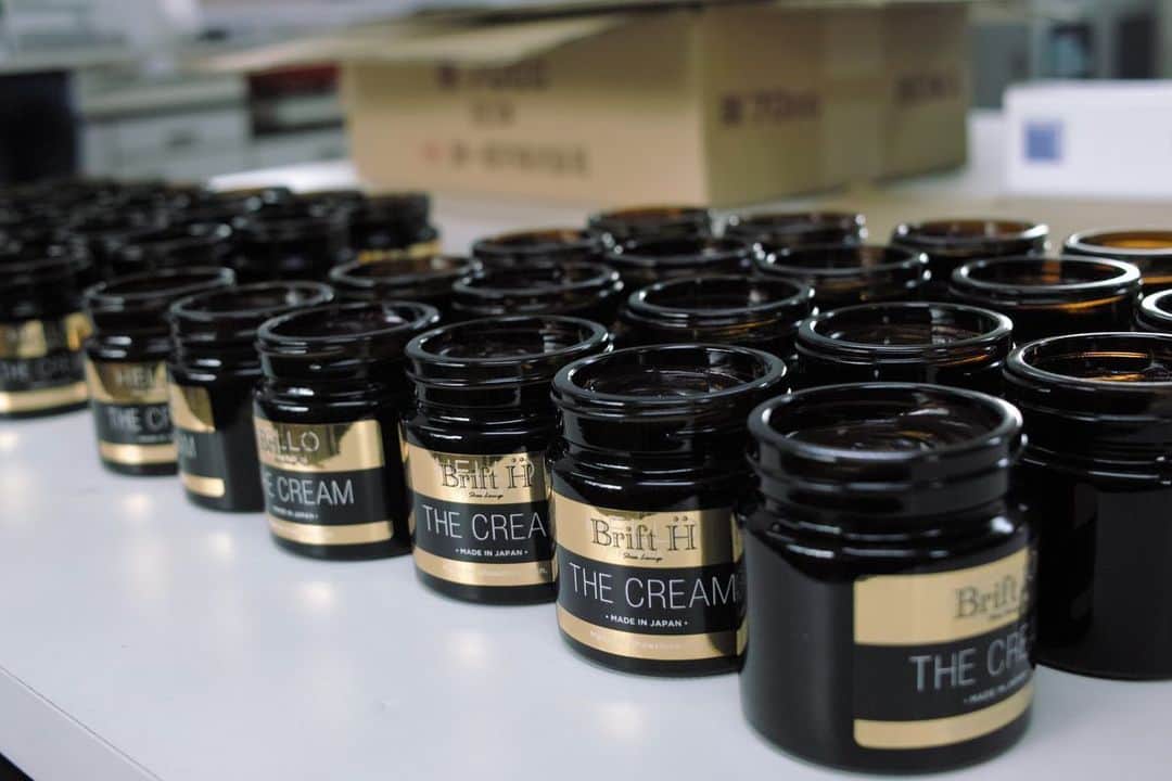 のインスタグラム：「Brift H Labo. Brift H THE CREAMは、自分達で作っているクラフトクリームです。まさしくインディペンデント！！ 自分たちでラベルを貼り、クリームの調色は長谷川自ら行いチェックをしながら混ぜて、スタッフが１つ１つ瓶詰めもおこなってます。まさしく我が子のような存在です。 コストと手間を考えたら違うやり方もあるのですがやはり手仕事にこだわりたいのでこの方法を続けています。 大磯にあるラボにて作成してますのでぜひそんな背景を感じて頂けたら幸いです😊 #brifth #brifthlabo #goods #shoeshine #shoeshinegoods #靴磨き　#靴磨き道具　#worldsno1 #craftshoecream #thecream」