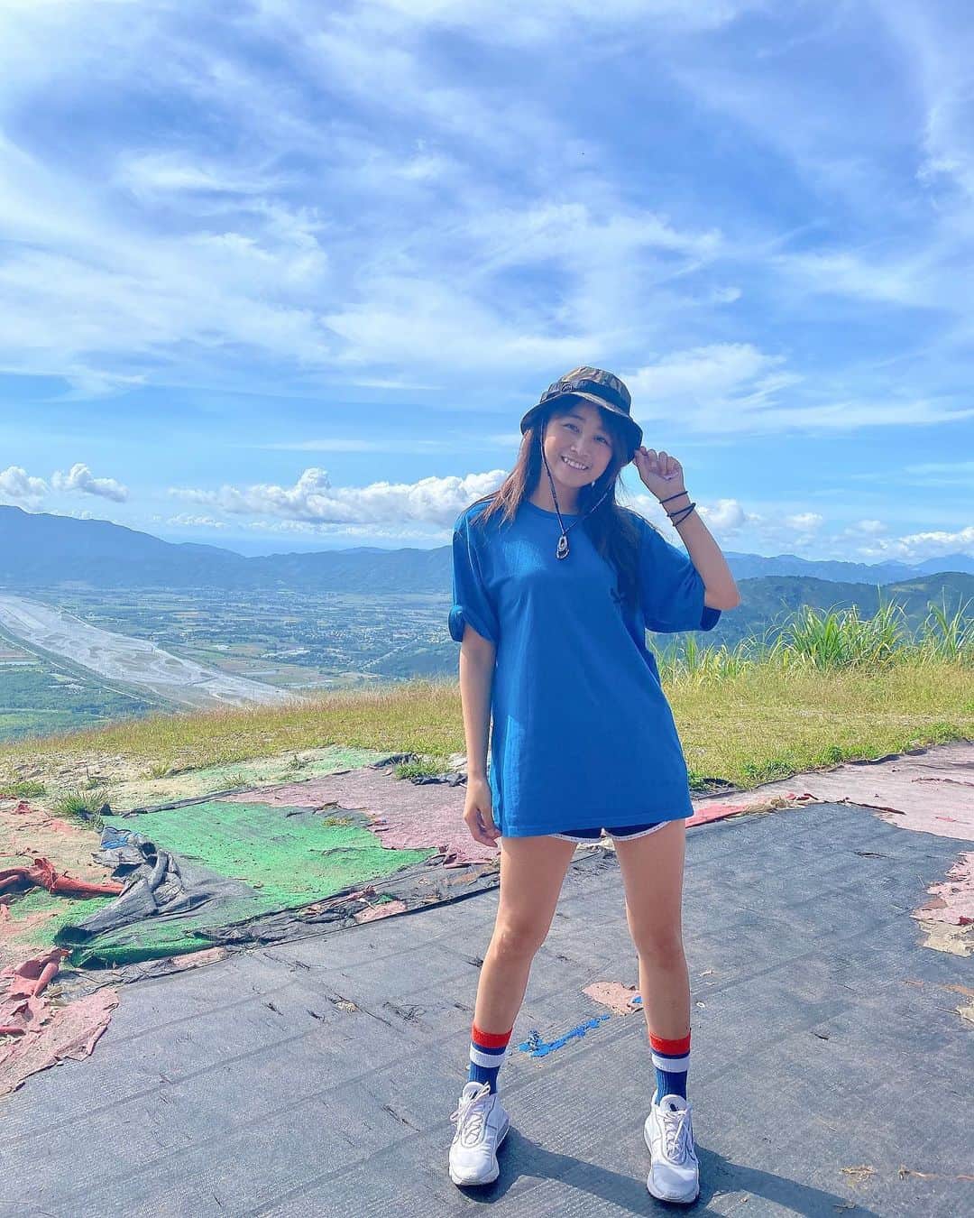 陳伊さんのインスタグラム写真 - (陳伊Instagram)「藍色是我最愛的顏色💙 藍色衣服藍色襪子 遇上了藍色飛行傘 飛向藍色天空 是件多美好的事情 晚點來分享飛向天空點心得❤️ 👕/ @gsmesu_929」7月28日 16時51分 - bobeyiyi
