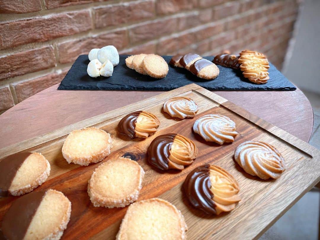 のインスタグラム：「⭐︎﻿ 【製菓実習】﻿ 焼き菓子がいっぱい❣️❣️﻿ ﻿ クッキーって定番のお菓子だからこそ﻿ サクサクに仕上げて周りと差をつけたいですね！﻿ ﻿ 野中先生にコツをいっぱい教わって﻿ 製菓製パン科1年生のみんな美味しく作れましたー🤤❣️﻿ 持ち帰りもいっぱいで最高👏﻿ ﻿ 次回8/2.9の製菓体験は﻿ タルト生地をサクサクに仕上げるコツが﻿ 学べるフルーツタルト体験です🌈﻿ ﻿ #大阪製菓カフェ﻿ #大阪キャリナリー﻿ #実習　#農業　#製菓実習﻿ #クッキー　#サブレ　#ブールドネージュ﻿」