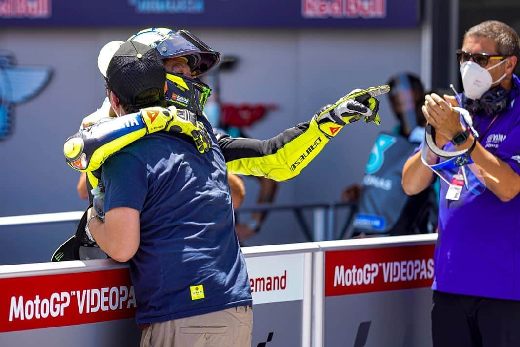 バレンティーノ・ロッシさんのインスタグラム写真 - (バレンティーノ・ロッシInstagram)「Back on the podium in Jerez P3 after a hot race 🔥 Thanks to all my team」7月28日 22時29分 - valeyellow46