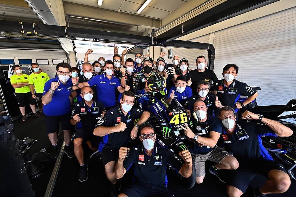 バレンティーノ・ロッシのインスタグラム：「Back on the podium in Jerez P3 after a hot race 🔥 Thanks to all my team」