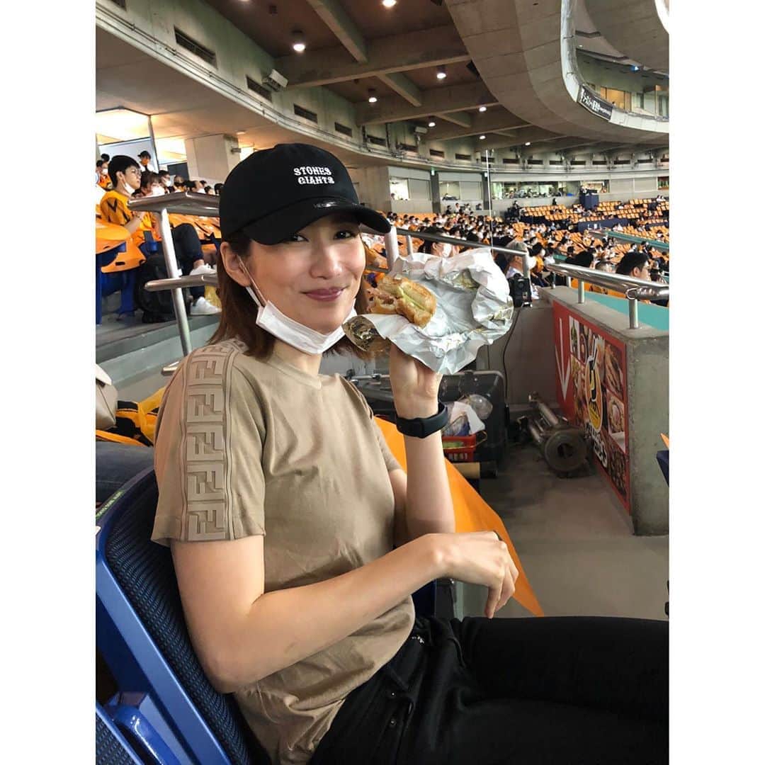 春輝のインスタグラム：「東京ドーム有観客初日は見事に白星😆 球場飯もあって幸せ😋 そして高梨選手の移籍後初ヒロインでしたね！ インタビューからは、お茶目な人柄が見えたように思えます🤓  #週刊ジャイアンツ#日テレG+ #読売巨人軍#GIANTS#ジャイアンツ#巨人 #NPB#プロ野球#セリーグ#baseball #春輝#haruki」