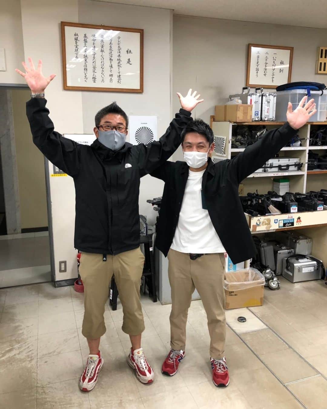 藤村晃輝さんのインスタグラム写真 - (藤村晃輝Instagram)「社内で服の色味が一緒の人を見つけるとすぐに写真を撮る癖があります。今回はUカメラマン。 #リンクコーデ」7月28日 22時29分 - fujimura_koki_tos