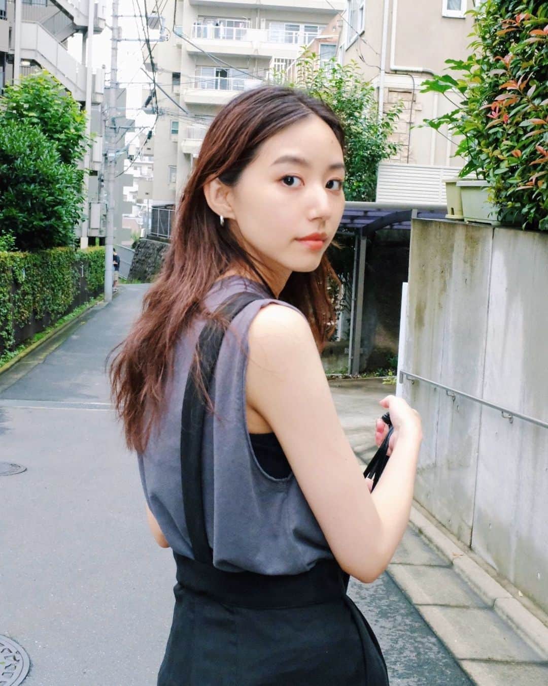 Shiho Sasakiのインスタグラム：「スナップ撮ってもらった時のひとコマ📸✌️ ノースリーブがちょうど良い季節ですね🍉  ヴィンテージライクな加工が可愛いタンクトップは 袖口もリメイクしたような仕様になっていて、1枚でも様になるのです👏 皆さんはセールで何かゲットされましたか❓ #MOUSSY#MOUSSYSNAP」