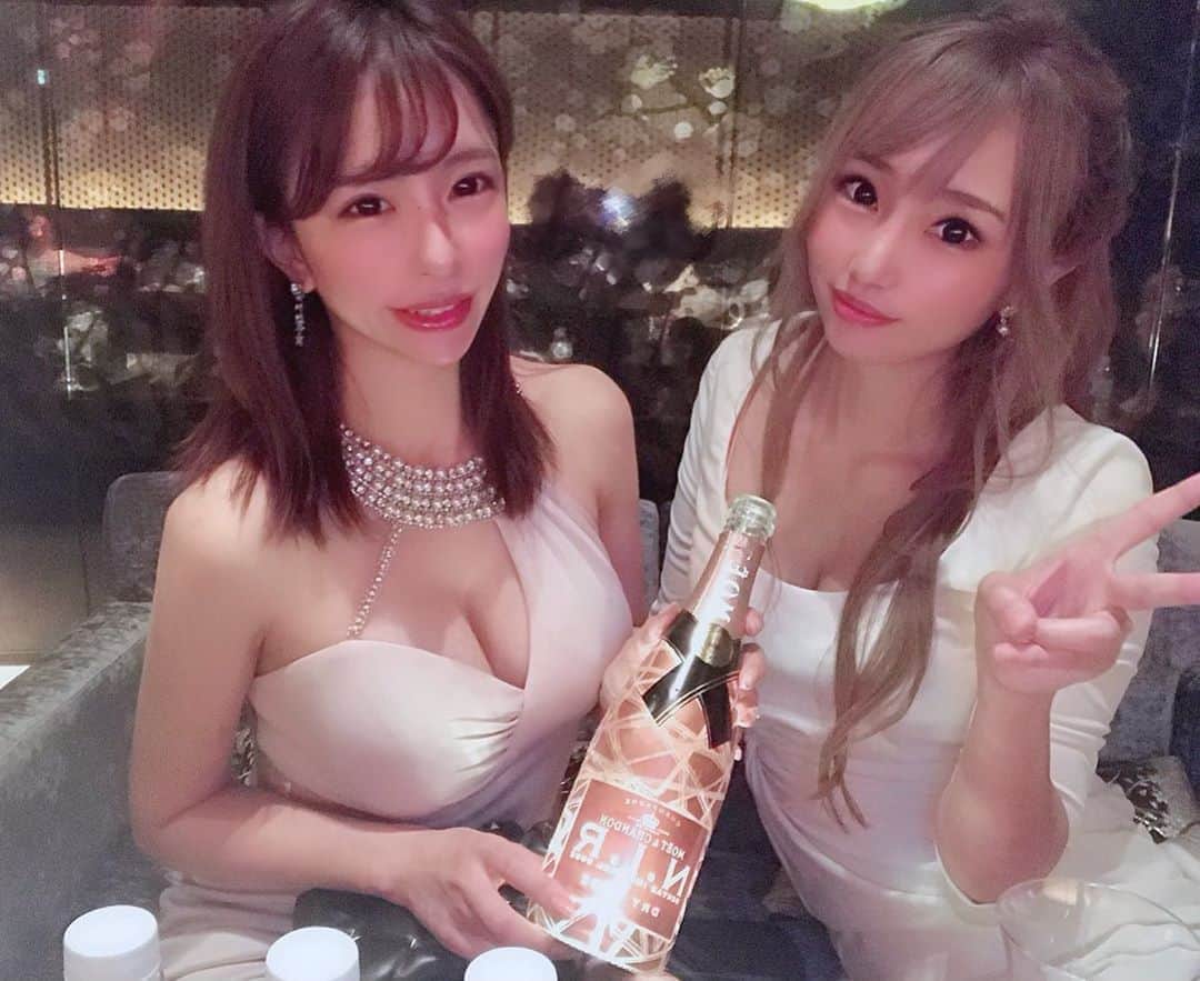 ちゃんうさのインスタグラム：「ひさしぶりにお互いのお店行き来❤️ たのしかった(灬´ω`灬)るんるん  #ちゃんゆき #ミュゼルヴァミナミ #毎日出勤 #フル出勤 #キャバ嬢 #ホステス #キャバクラ #ニュークラ #ちゃんうさ #うさぎ好き #笑顔 #スマイル #🐖 #🐰 #🐶#champagne #cooking #ナンバーワン #No1 #ミナミ #大阪 #osakajapan」