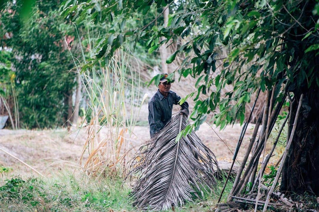 Shunsuke Miyatakeのインスタグラム：「A man cleaning a yard, Kampot, Cambodia #Hellofrom Cambodia」