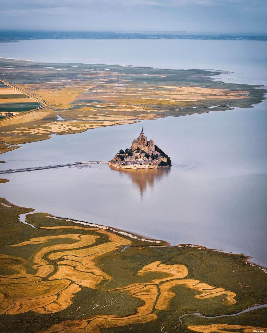 nathparisのインスタグラム：「SKY VIEW ☁️...  . La semaine dernière j’ai eu la chance de faire mon premier vol en ULM et quoi de mieux que de voler au dessus de la baie du Mont Saint-Michel, une vue incroyable 😍 Pas très rassurée mais tellement heureuse d’avoir fait cette expérience 😀 Avez-vous déjà fait un vol en ULM ? . Last week I had the chance to do my first microlight flight and what could be better than flying over the bay of Mont Saint-Michel, an incredible view 😍 Not very reassured but so happy to have had this experience 😀 Have you ever done a microlight flight? . #CetEteEnNormandie #Normandie #Normandy #CetEteJeVisiteLaFrance #MontSaintMichel #normandievueduciel」