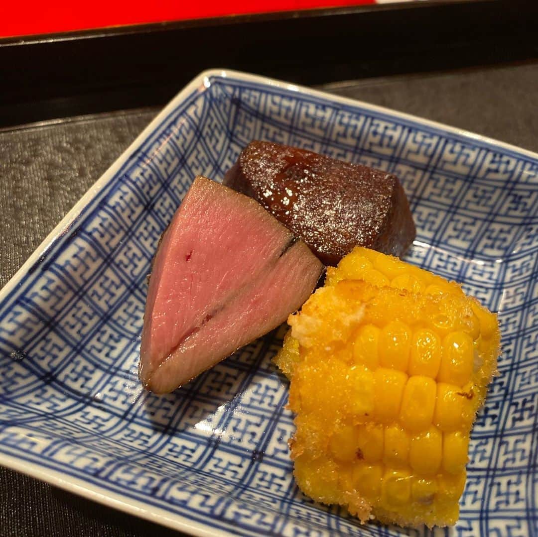 MINAMIさんのインスタグラム写真 - (MINAMIInstagram)「『肉の匠　三芳』  . 祇園四条にある牛料理のお店 今回頂いたのは但馬牛のコース🐄  .  本当に全部美味しかった👍 お腹いっぱいで幸せでした🤤💗  . . . . . . . . #肉の匠三芳 #肉割烹 #但馬牛 #グルメ #グルメスタグラム #グルメ女子 #グルメ好きな人と繋がりたい #食べスタグラム #食べログ4超え #食べログ高評価 #sushi #japanesefood #大阪グルメ #コロナに負けるな #コロナ対策 #予約困難 #likeforlikes #instafood #フォローミー #フリーモデル #ハーフモデル #食べるの大好き #京都グルメ　#お肉　#snidel #kyoto  #美食 #美南海グルメ旅 #祇園四条」7月28日 17時00分 - 373.mii