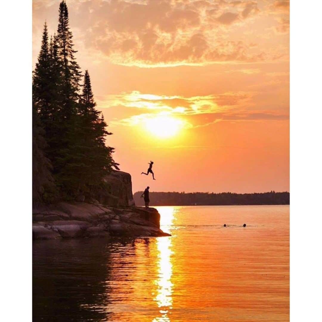 HyLifeporkTABLE代官山さんのインスタグラム写真 - (HyLifeporkTABLE代官山Instagram)「カナダにある多くの淡水湖では、暑い夏の日に湖に飛び込んで、 みんなで楽しんだりしています😊 岸からジャンプして爽快な気分を味わいたいですね✨ こちらの素敵なお写真は @joshuaa_blade さんの一枚です♪ ---------------------------------------- 日本の皆さま向けに、安心安全でおいしい豚肉をお届けしている、ハイライフポーク公式アカウントです。ハイライフポークを使ったさまざまなレシピや皆さまの豚肉料理を紹介しております。ぜひ皆様も #ぶたごはん を付けて投稿してくださいね♪  -----------------------------------------  #hylifepork #hylifeporktable #ハイライフポーク #ハイライフポークテーブル #豚肉料理 #豚肉レシピ #豚肉 #ポーク #レシピ #お肉料理 #家庭料理 #おうちごはん #豊かな食卓 #今日のおいしい食卓 #料理好きな人と繋がりたい #フーディーテーブル #ごはん日記 #手作りごはん #クッキングラム #飯スタグラム #私のおいしい写真 #おいしい時間 #美味しいご飯 #美味しいもの大好き #カナダ #カナダ旅行 #カナダ産 #manitoba #淡水湖」7月28日 17時00分 - hylifepork