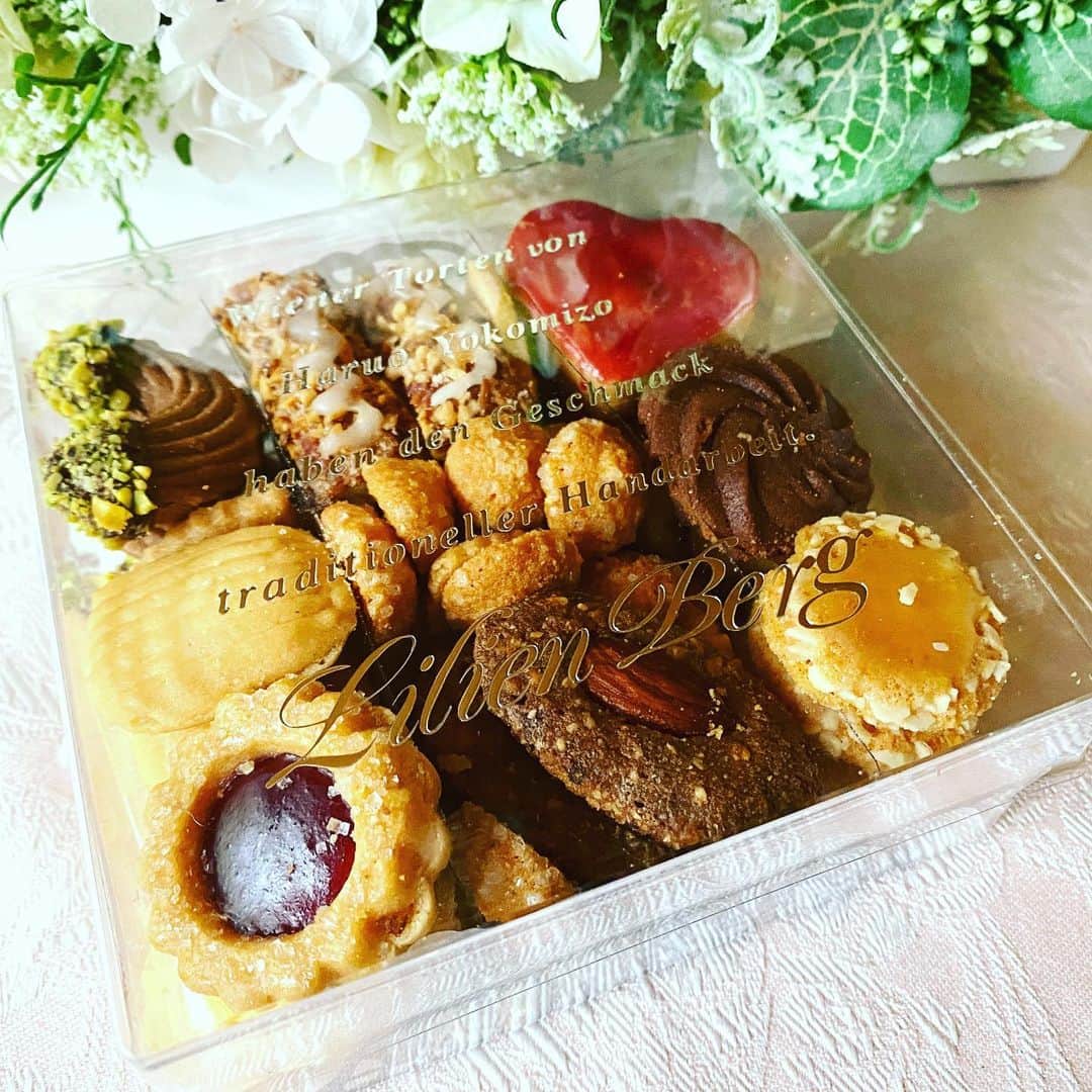 牛窪万里子さんのインスタグラム写真 - (牛窪万里子Instagram)「可愛らしくて美味しいお菓子を送って頂きました！  やめられない止まらない美味しさ（╹◡╹）♡  #スイーツ #お菓子 #ohzan  #リリエンベルグ #sweets  #スイーツ好きな人と繋がりたい  #スイーツ好き」7月28日 17時03分 - mariko_ushikubo