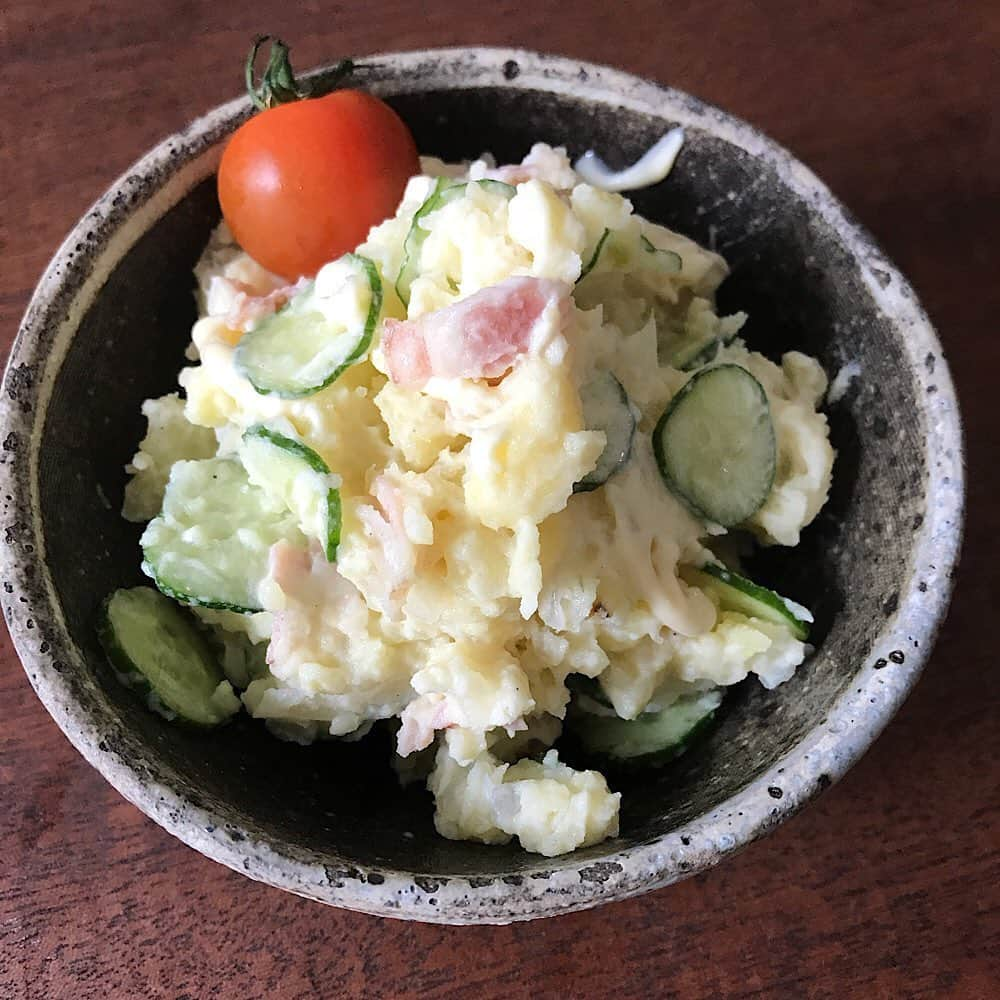 山本ゆりさんのインスタグラム写真 - (山本ゆりInstagram)「味付け「カンタン酢」レシピ③﻿ ﻿ ◆手羽のさっぱり煮﻿ ﻿ もうカンタン酢といえばこれ、ポン酢といえばこれ、酢といえばコレ、というくらいど定番のレシピ。手羽元みたらボンヤリその様子が浮かぶわ！ ﻿ 作り方は鍋に手羽元8本、カンタン酢150mlくらい、醤油大さじ1を入れ、アルミホイルなどで落とし蓋をし、弱～中火で20～30分、柔らかくなるまで煮る。﻿  ﻿ ★もっとホロホロにしたい！という場合は水を足して好きな具合までひたすら煮て下さい。﻿ ★手羽先、手羽中、鶏ももでも。﻿ ★半熟卵はレンジで作ってます。(山本ゆり　半熟卵　レンジで検索して頂けたら長文の説明と共に出てきます)﻿ ★炊飯器に全部入れてピッでも。﻿ ★その場合、ご飯はお鍋で頑張って炊いて。(ほな逆にするわ)﻿ ﻿ ◆ザ・普通のポテトサラダ(2枚目)﻿ ﻿ ①じゃがいも2個は洗って水気がついたままラップに包み、600Wのレンジで4分、裏返して1〜2分チン。(軽く押して柔らかいと感じるまで)ラップごとボチャンと冷水につけ、粗熱が取れたら皮をむき、つぶす。﻿ ﻿ ②きゅうり1/2本は薄切り、ハム1〜2枚は適当に切り、①に入れ［カンタン酢大さじ1、マヨネーズ大さじ3］で和える。﻿ ﻿ Q.普通って何ですか？自分の一般常識を他人に押し付けるのは違いませんか？私の中での普通のポテトサラダは、中にクリームチーズが入って上にキャビアがのり、マヨネーズにワインビネガーを混ぜてクミンで香り付けしてるんですが？﻿ ﻿ A.それはさすがに普通ちゃうやろ。 ﻿ #レシピ　#簡単レシピ　#ポテトサラダ　#晩ご飯　#おうちごはん　#料理」7月28日 17時14分 - yamamoto0507