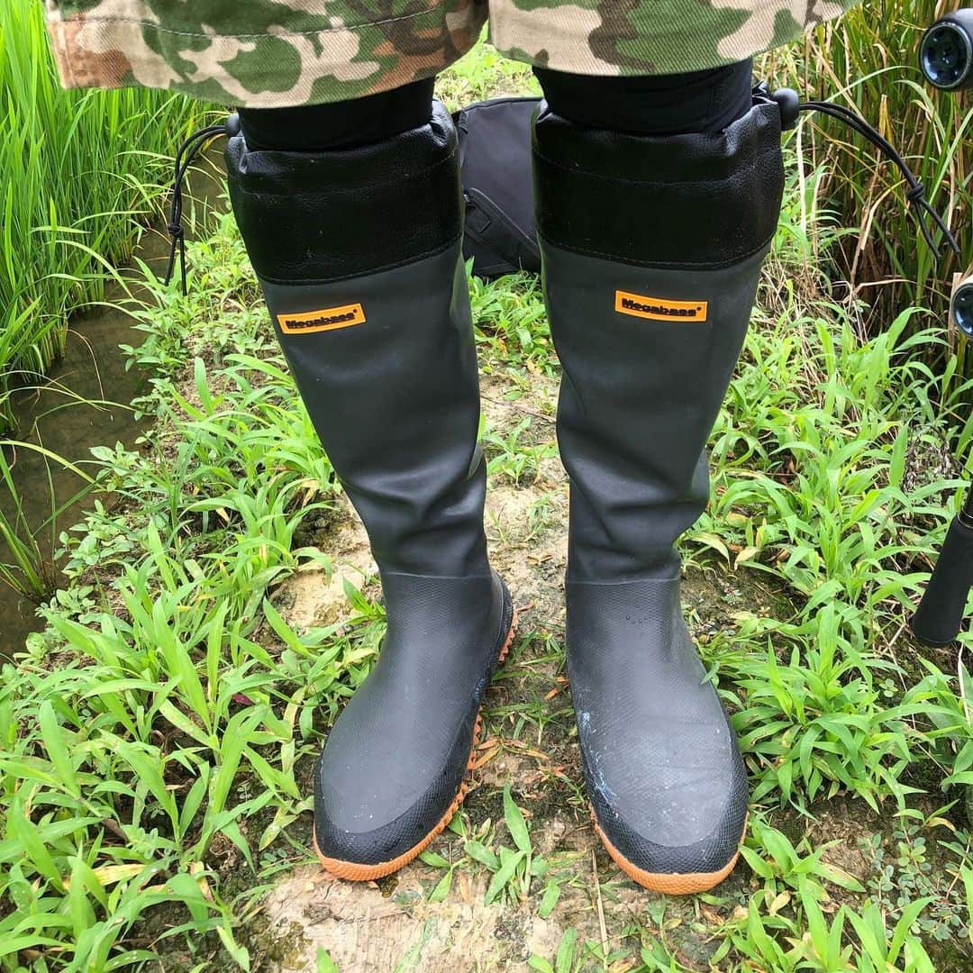 HASSYさんのインスタグラム写真 - (HASSYInstagram)「. . 【宣伝です】 Megabassの「mobile flex boots(モバイルフレックスブーツ」が調子良い🥾 . ソールは足袋を分厚くした感じ。 雨後などの草も全く気にならなずズカズカとランガンできる👍折り畳めて収納もgood。 履き続けるとムレるので、靴の中に入れる乾燥剤は、持っておいた方がいいです。  またYouTubeにでもあげます🙌  #Megabass #メガバス  #モバイルフレックスブーツ  #ブーツ #雨  #折り畳めるブーツ #ええやんかぁ」7月28日 17時14分 - hassy_upsetter