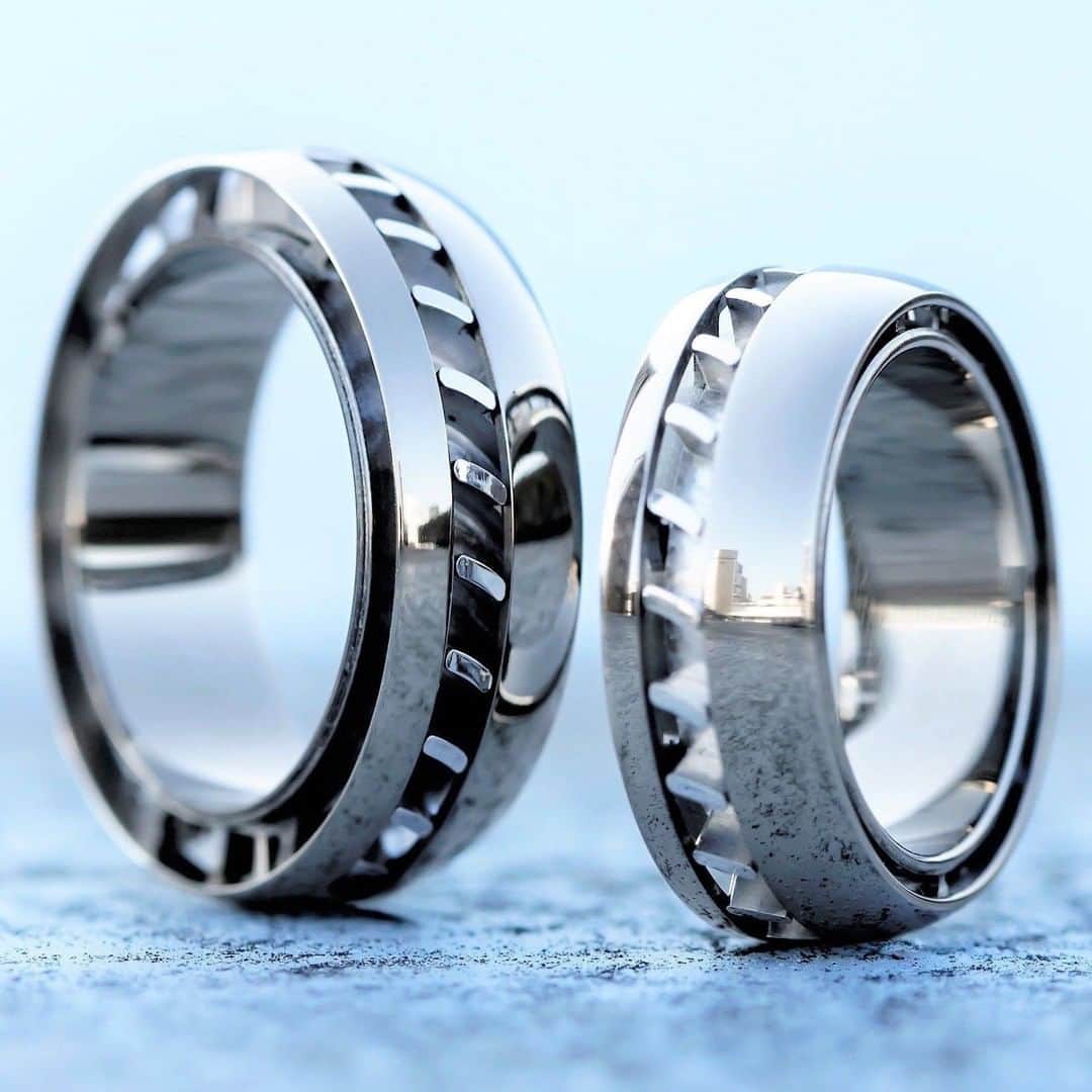 SORA ≪SORA表参道の公式アカウント≫のインスタグラム：「@sora_omotesando . 【TURBINE RING-タービンリング-】 ジェットエンジン内部の「タービン翼」を 忠実に再現した指輪。  風を送ると中の羽根が回りだす仕掛けが、 メカ好きさんの心をくすぐるデザインです。  ギミックがある指輪は日常にワクワクを 与えてくれますよ＊*  ▼メカニカルコレクションはこちら https://sora-gear.amebaownd.com/ --------------- ▽幸せのおまじない「サムシングブルーフェア」 https://www.sora-w.com/event/somethingblue/ ▽全国の取扱店をご紹介 https://www.sora-w.com/shop/retailers/ ▽SORA公式サイトはTOPのURLからcheck * >>> @sora_omotesando . --------------- ぜひ『 #結婚指輪sora 』のハッシュタグで SORAの写真を投稿してくださいね＊* こちらのアカウントでリグラムさせていただきます♪ . #結婚指輪 #婚約指輪 #指輪 #表参道 #オーダーメイド #プレ花嫁 #ブライダル #ウェディング #手作り #bridal #wedding #マリッジリング #エンゲージリング #金属アレルギー #金属アレルギー対応 #bridalring #ring #weddingring #手作り指輪 #Jewelry #ペアリング #タービン #Marriage #記念日 #刻印リング #メンズリング #デザインリング #カラーリング #オリジナルリング」
