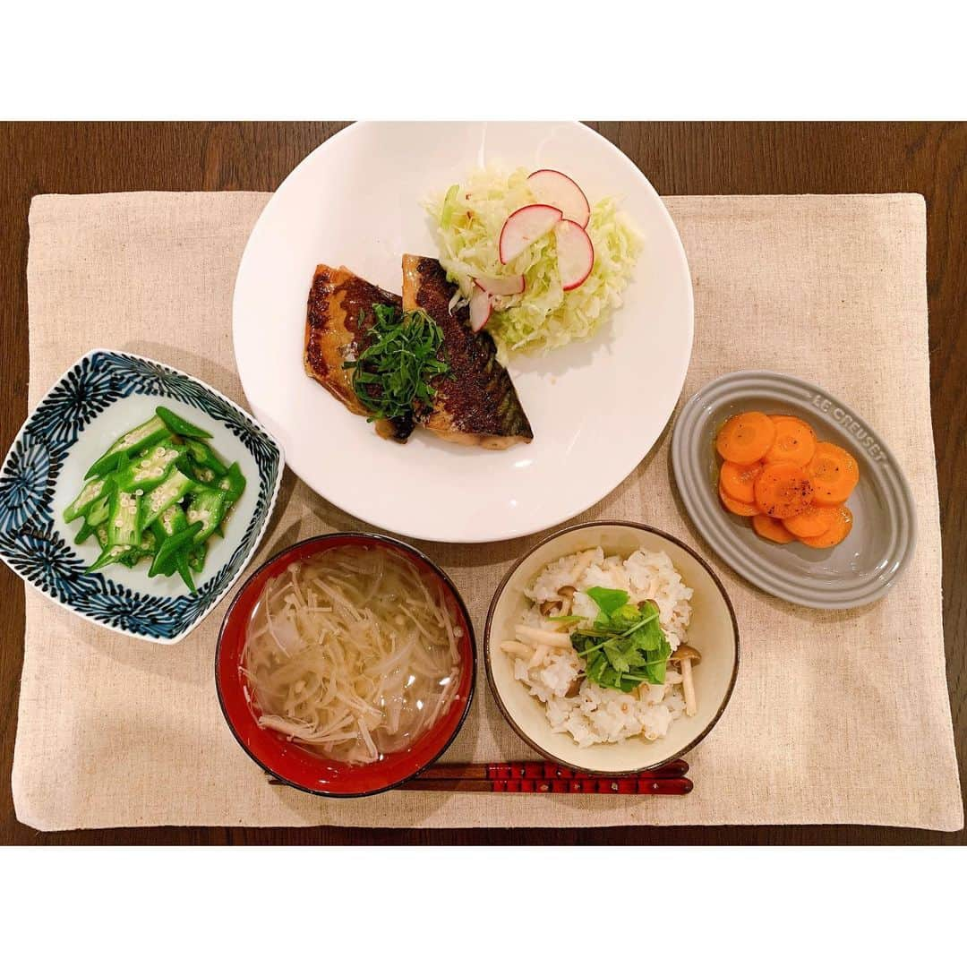 西脇彩華さんのインスタグラム写真 - (西脇彩華Instagram)「＊ 野菜多めの日のご飯🍙😋 ・ ●さばの西京焼き ●おくらをめんつゆと塩で和えたやつ ●にんじんのホイル焼き (味付けはオリーブオイルと塩・胡椒) ●玉ねぎとえのきの和風スープ ●しめじとみつばのごはん ・ みつばの香り最高でしたーー👌 ・ ほんとは大葉をもっと細く切りたかったんだけどなかなかできない。。。 千切りが、まだまだ苦手です😂😂 お料理する皆さん、これは慣れたらちゃんと上手くなりますか？💦 ・ #EnjoyHome #うちで過ごそう #おうち時間 #おうちごはん #ごはん #cooking #料理初心者 #料理勉強中 #魚料理 #定食」7月28日 17時13分 - chapon_930