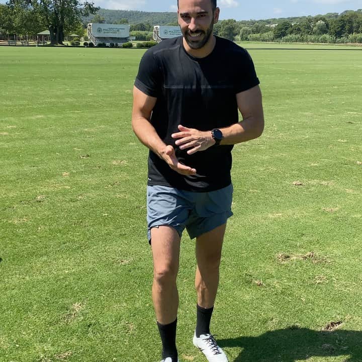アディル・ラミのインスタグラム：「Look 👀 at my ball 🏈 😂... en vrai elles passent !!? After ✌️ hours training ,  I find my little gift 🎁 , to kick 🦵 this 🏈 #penality 45M 🇺🇸 ... @polosttropez 😚😚😚」