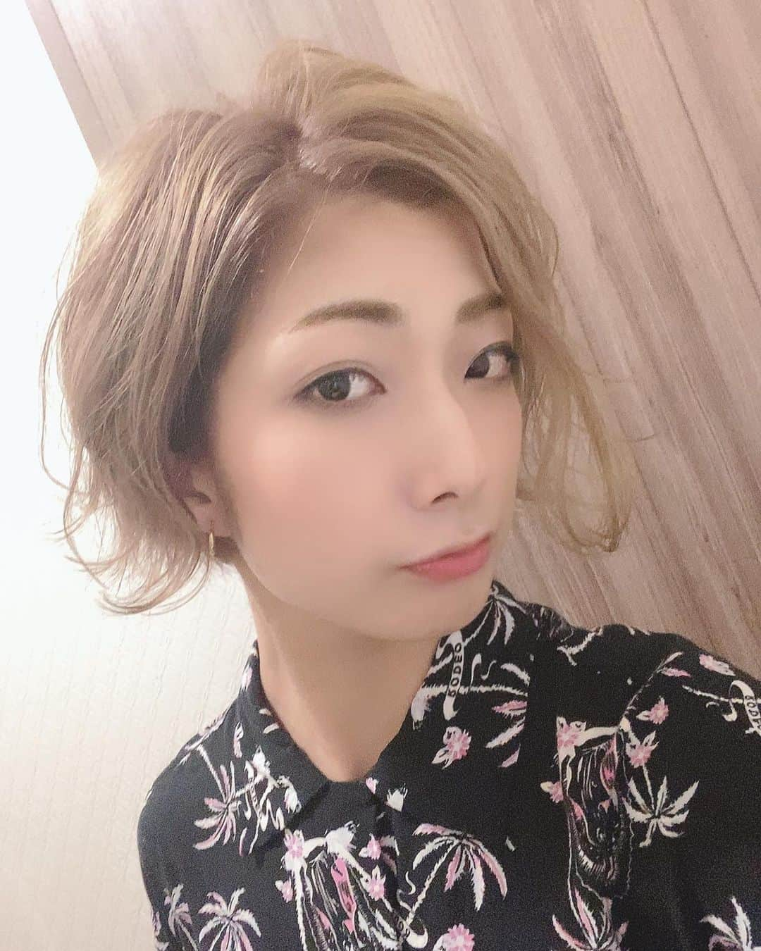 花瑛ちほさんのインスタグラム写真 - (花瑛ちほInstagram)「new hair♡ 1億年ぶりくらいにこんな明るくしました😳✨宝塚を思い出す。。 ミルクティーベージュていうらしいよ🙌 外国の子供みたいで好き👶🏼💓  井手さんいつもありがとうございます🥺❤️今回も長時間頑張ってくださいました😭  似合うかね？  #color #天才井手さん #もう井手さん以外にお願いできない #らぶ #ついてく」7月28日 17時18分 - eichan1117