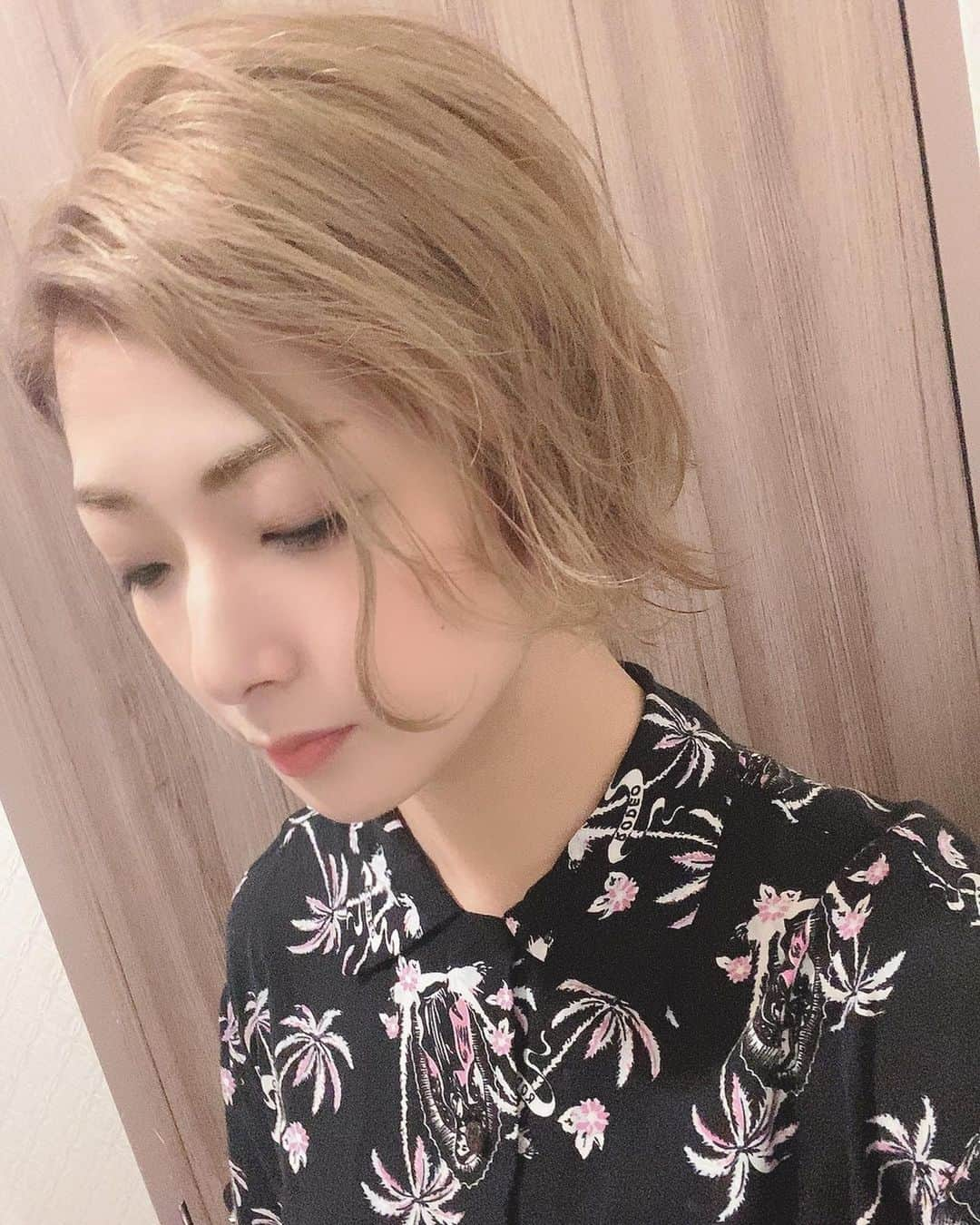 花瑛ちほさんのインスタグラム写真 - (花瑛ちほInstagram)「new hair♡ 1億年ぶりくらいにこんな明るくしました😳✨宝塚を思い出す。。 ミルクティーベージュていうらしいよ🙌 外国の子供みたいで好き👶🏼💓  井手さんいつもありがとうございます🥺❤️今回も長時間頑張ってくださいました😭  似合うかね？  #color #天才井手さん #もう井手さん以外にお願いできない #らぶ #ついてく」7月28日 17時18分 - eichan1117