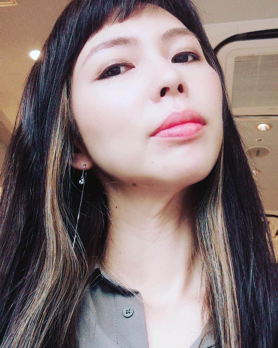 のインスタグラム：「前髪切りすぎた（笑）めっちゃオンザ眉毛！←これ死語？ そしてインナーカラーも変えたよー。このヘアスタイル、職業不詳だよね（笑）これ、ショートボブにしたらいい感じじゃない？#前髪切りすぎた　#昭和っぽい 　#オンザ眉毛」