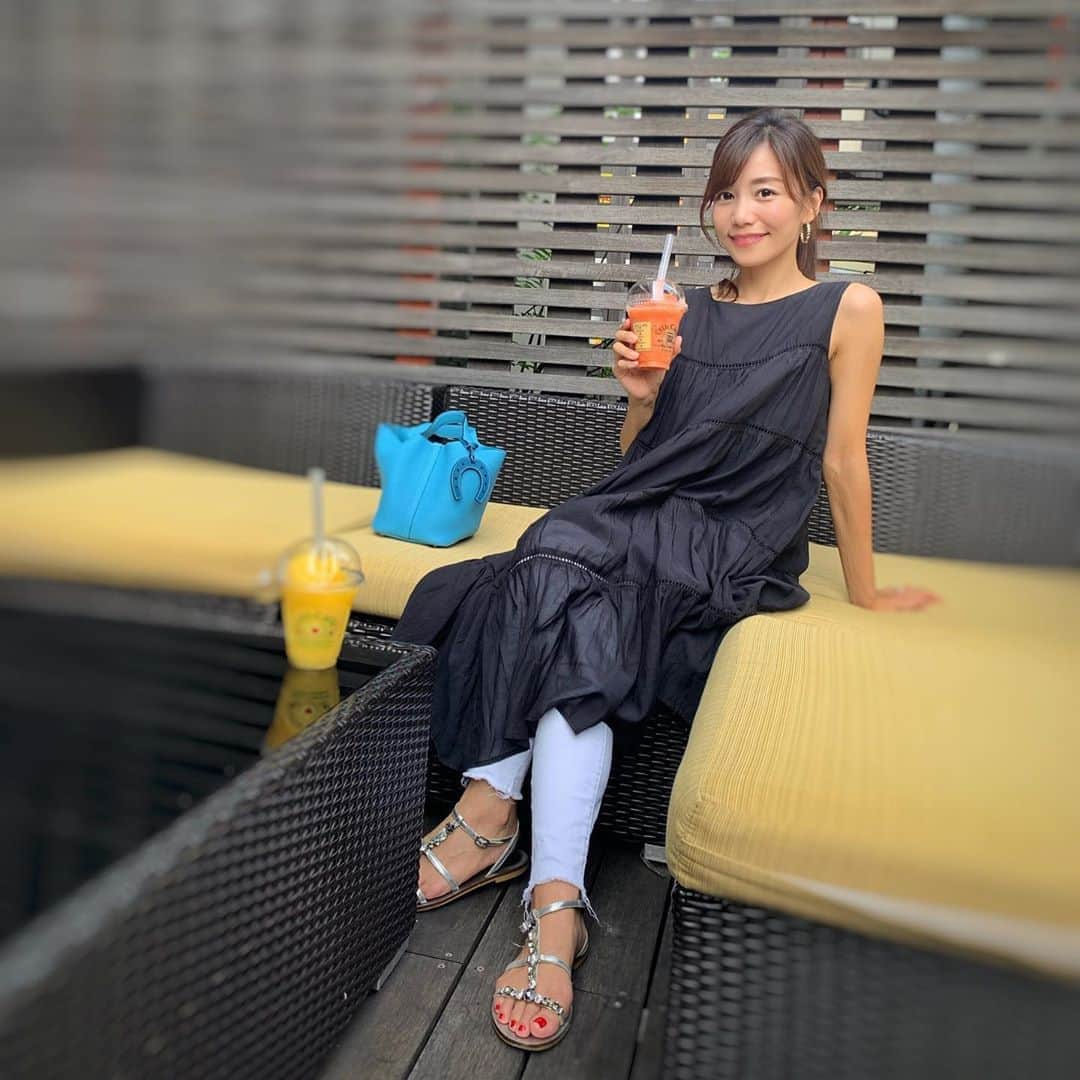 福山唯さんのインスタグラム写真 - (福山唯Instagram)「先日の楽しかったteatime♡ お散歩した後のフローズンが冷たくて美味しかったな🌴✨ . . 褒められワンピースは @mercuryduo_com ♡♡ 今月の美人百花の撮影でも着たコーデだよ🎵 とても可愛いヘアアレンジ特集にも出させていただいてます☺️how to動画もアップされてるからぜひ見てみてね♡ . .  連休、とにかくハードワークだったけどw楽しかったな☺️✏️ . . #teatime #terrace #coordinate #onepiece #black #コーディネート　#スムージー　#テラス　  #ワンピース　#美人百花　#美人百花8月号 #ヘアアレンジ　🍹」7月28日 17時22分 - yuifukuyama