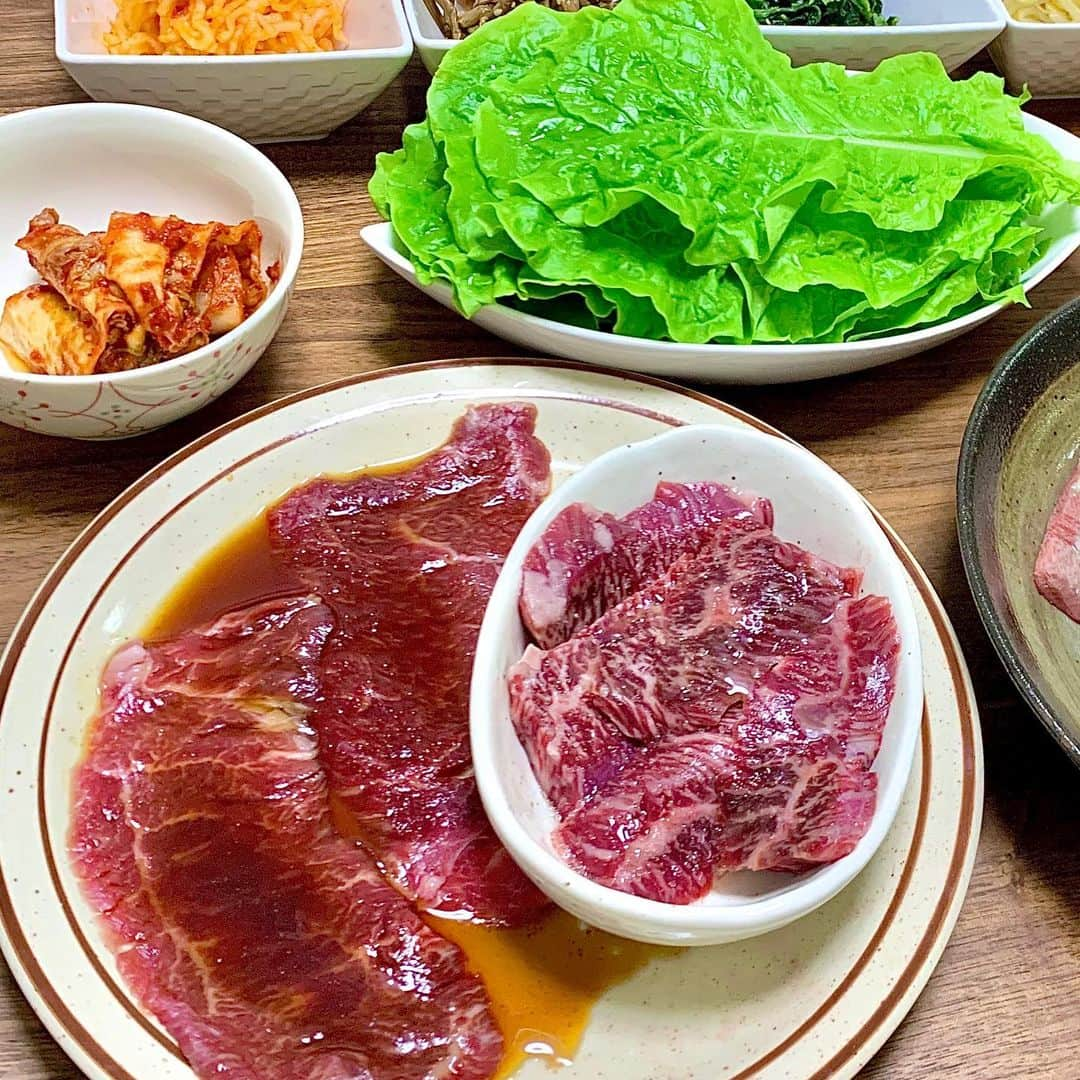 筑間はこべさんのインスタグラム写真 - (筑間はこべInstagram)「4連休は2回おうち焼肉しましたー！！﻿ やっぱり焼肉はいいね！焼肉大好き！﻿ 次の日お肌ぷるぷる🧖‍♀️✨﻿ ﻿ おうち借りたるみ子さんもジャンプして喜んでくれましたー🥰✨この日は海鮮もプラスしたから大量！﻿巨大椎茸もうま ﻿ ああおいしすぎたからまた今日も食べたい🤤‼︎‼︎﻿ @yakiniku_nikudarake ﻿ ↑↑↑﻿ にくだらけのインスタのプロフィールからお取寄せECサイトに飛べます♡﻿ ﻿ 贈り物にも本気でおすすめです﻿ ﻿ ちなみにこちらの田村牛は﻿ 総脂肪酸に含まれる一価不飽和脂肪酸（オレイン酸）が一番多い品種の最高品質黒毛和牛ですよ！悪玉コレステロール下げてくれるってやつです☺️﻿ ﻿ ﻿ #おうちごはん #おうち焼肉 #おうちじかん #夜ごはん #焼肉 #にくだらけ #田村牛 #お取寄せ #お取寄せグルメ」7月28日 17時32分 - hakobechikuma