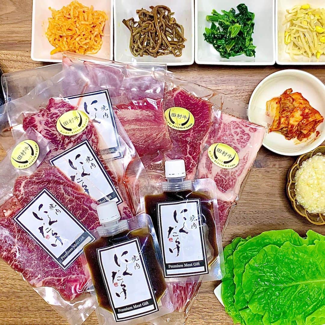 筑間はこべのインスタグラム：「4連休は2回おうち焼肉しましたー！！﻿ やっぱり焼肉はいいね！焼肉大好き！﻿ 次の日お肌ぷるぷる🧖‍♀️✨﻿ ﻿ おうち借りたるみ子さんもジャンプして喜んでくれましたー🥰✨この日は海鮮もプラスしたから大量！﻿巨大椎茸もうま ﻿ ああおいしすぎたからまた今日も食べたい🤤‼︎‼︎﻿ @yakiniku_nikudarake ﻿ ↑↑↑﻿ にくだらけのインスタのプロフィールからお取寄せECサイトに飛べます♡﻿ ﻿ 贈り物にも本気でおすすめです﻿ ﻿ ちなみにこちらの田村牛は﻿ 総脂肪酸に含まれる一価不飽和脂肪酸（オレイン酸）が一番多い品種の最高品質黒毛和牛ですよ！悪玉コレステロール下げてくれるってやつです☺️﻿ ﻿ ﻿ #おうちごはん #おうち焼肉 #おうちじかん #夜ごはん #焼肉 #にくだらけ #田村牛 #お取寄せ #お取寄せグルメ」