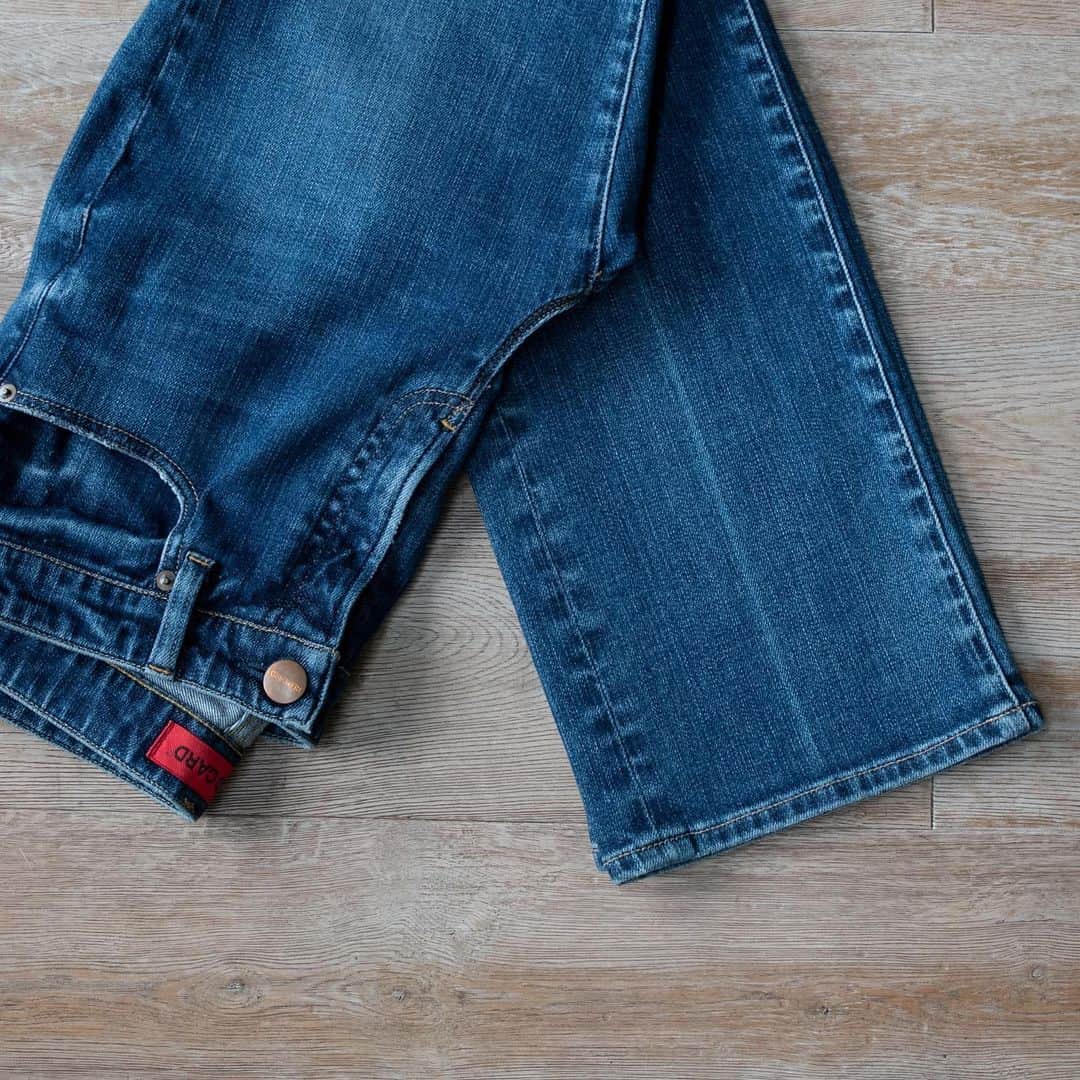 のインスタグラム：「.﻿ ﻿ ﻿ Marmalade Midrise﻿ ¥19,000+tax﻿ ﻿ ミッドライズの微フレアデニム。ワタリから膝にかけては少しゆとりを出し、膝からゆるくフレアなシルエット。センタークリースが入っているのもポイントです。﻿ ﻿ #redcarddenim#redcardtokyo#intheknowgl#denim#jeans#レッドカードデニム#レッドカード#デニム#ジーンズ#フレアデニム#美脚デニム#センタークリース#デニムコーデ#大人カジュアル﻿」