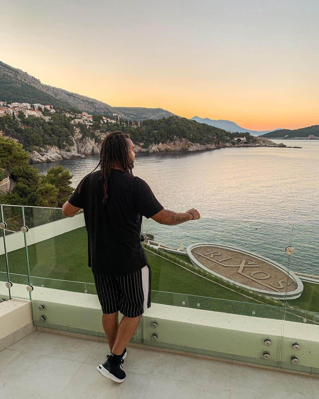 パトリック・オウォモイエラのインスタグラム：「Anzeige  Auch wenn’s nur kurz war.. Ich hatte eine super Zeit im @rixospremiumdubrovnik  Erholung pur, in wahnsinns Ambiente  Danke 🙏🏽 #rixosmoments」