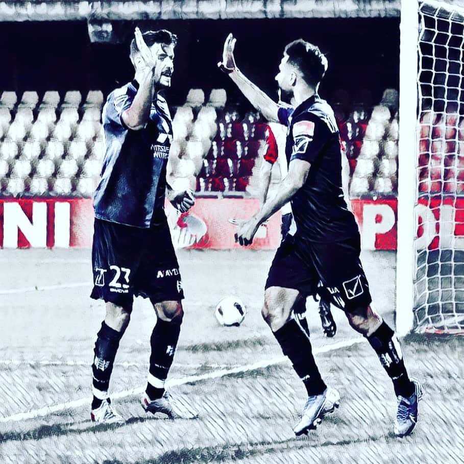 ACキエーヴォ・ヴェローナさんのインスタグラム写真 - (ACキエーヴォ・ヴェローナInstagram)「🖐 HIGH 🖐  💛💙 #BeneventoChievo #ForzaChievoSempre #calcio #seriebkt #football #vigorito #match #vittoria #gialloblù #credercisempre #maimollare #avantitutta」7月28日 17時30分 - acchievoverona