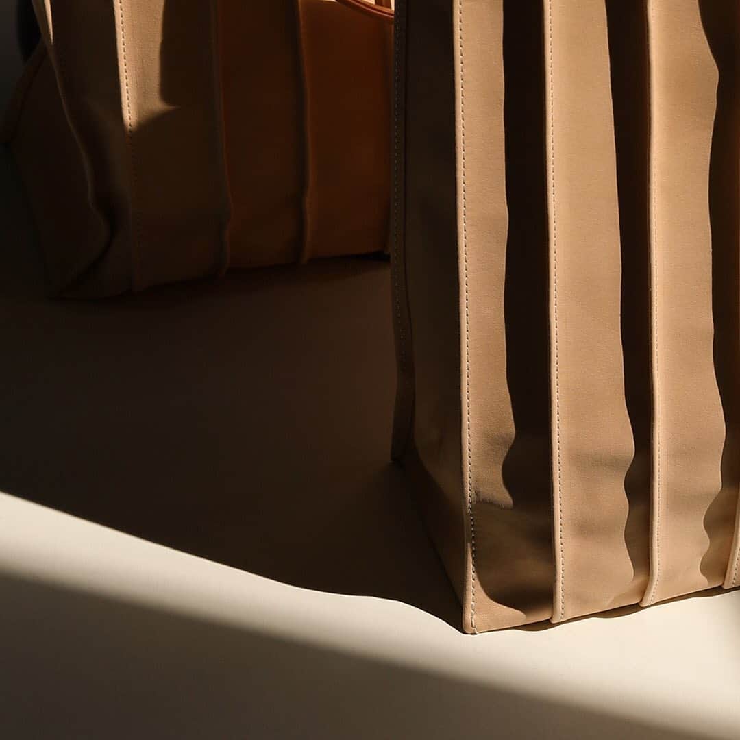 ブリーのインスタグラム：「Design fans have been in love with the Simply since 2003. That's why the Simply was an absolute must for our birthday collection. Natural leather meets a so called "No Design": Because the Simply has no metal parts and no other compartments on the inside, it is just the other side of the leather. Nevertheless, high levels of craftsmanship and technical know-how are necessary for the production.  Photo by @fabianlueck  . . . #50yearsofbree #anniversary #breesince1970 #madetomakeadifference #breevolution #handbags #leatherbags #purequality #purefashion #sustainablefashion」