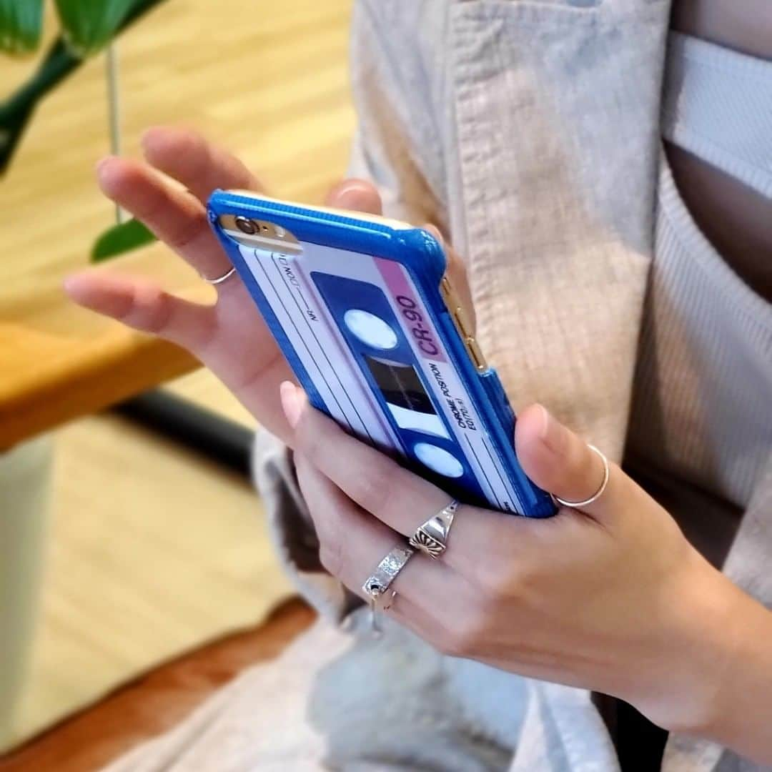 phocaseさんのインスタグラム写真 - (phocaseInstagram)「【Retro Cassette】﻿ ﻿ 本物のカセットテープのようなデザイン👾💘﻿ レトロ感あるカセットって今は逆に新鮮で可愛いですよね💙﻿ ﻿ 因みに今、カセットで音楽を聴くのがじわじわと流行っているらしいですよ🎧🎶﻿ ﻿ カラーは8色展開です❤️🧡💛💚💙💜﻿ ﻿ ﻿ 取り扱っているスマホケースはiPhone、Androidたくさんの機種に対応しています💡﻿ ﻿ ﻿ LINE@のお友達になってくれた﻿ 方にはクーポンをプレゼントしています🎁﻿ @をつけてcaseplay_jamで検索してね🍒﻿  ﻿ ﻿ ﻿ ﻿ #カセット #レトロ #cassette #音楽 #音楽好きな人と繋がりたい #音楽のある生活 #エモい #人気 #お洒落さんと繋がりたい #カジュアル #大人カジュアル #デザイン #私のお気に入り #今日のコーデ #おすすめ #caseplay_jam  #スマホケース #iPhone #Android #caseplayjam #iPhoneケース #アイフォンケース #手帳型ケース #androidケース #携帯ケース #スマホケース専門店 #おしゃれ雑貨 #友達募集」7月28日 17時36分 - caseplay_jam