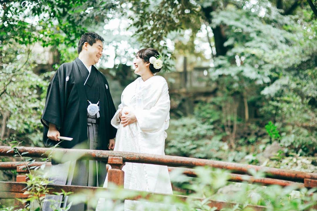 オテル・ドゥ・ミクニ(ウェディング)公式のインスタグラム：「@improve.photo_movie  . . 挙式前に神社でのロケーションフォト⛩📸 . #赤坂氷川神社 #和婚 #和婚花嫁 #和婚をもっと盛り上げたい #和婚プレ花嫁 #オテルドゥミクニ #レストランウェディング #白無垢 #前撮り #結婚式 #神前式 #フランス料理 #プレ花嫁さんと繋がりたい #全国のプレ花嫁さんと繋がりたい #日本中のプレ花嫁さんと繋がりたい #神社好きな人と繋がりたい #2021春婚 #2021夏婚 #2021秋婚」