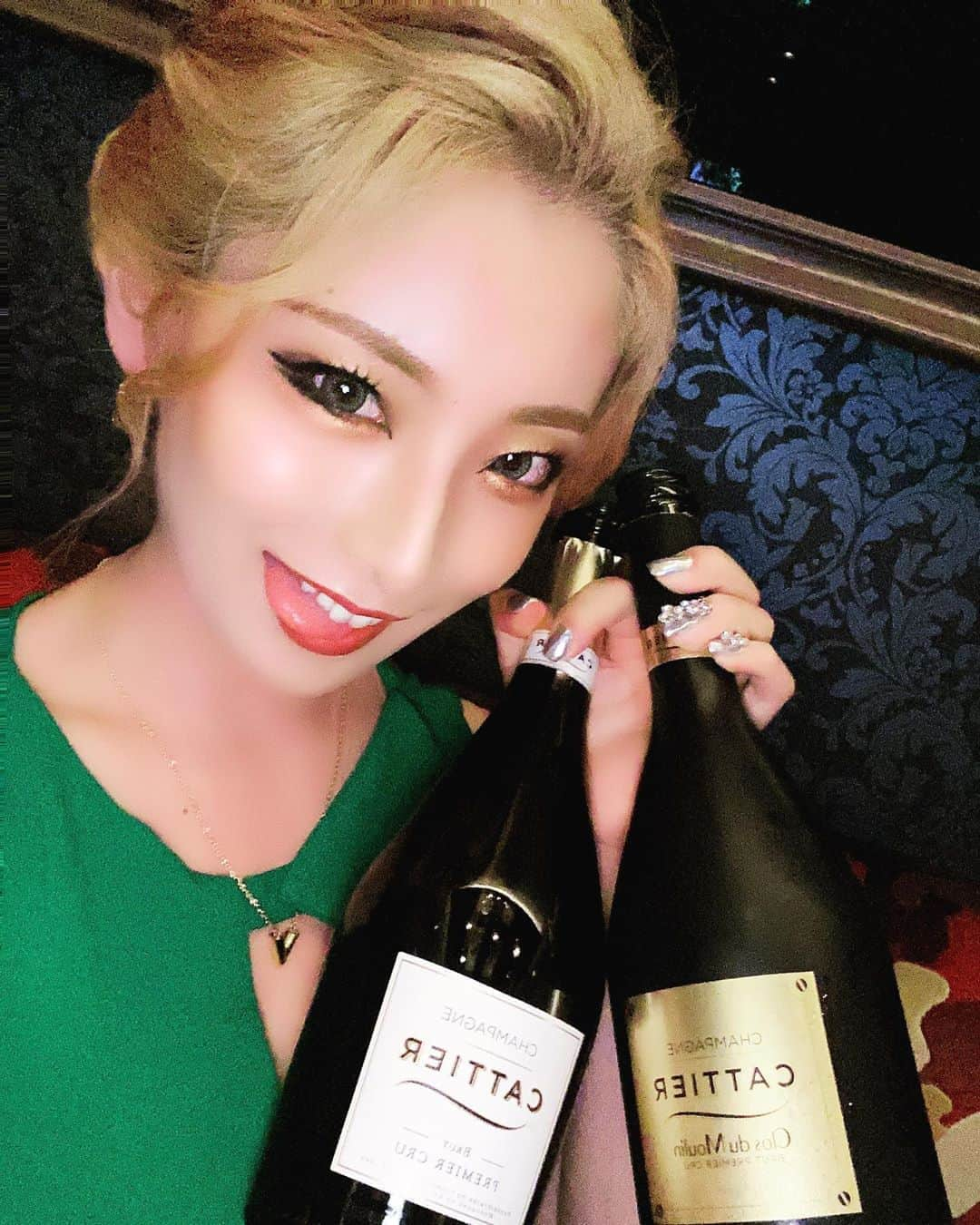 雅まことさんのインスタグラム写真 - (雅まことInstagram)「酔ってるなぁ顔。。。。。笑 シャンパン🍾ってやっぱり テンションあがるのね。☺️ ありがたやありがたや😍🍾☺️✨ そしてやっぱり、 CATTIER❤️❤️❤️❤️❤️❤️ . . . #キャバ #キャバ嬢 #キャバクラ #キャバ #北新地 #club #caprice #クラブ #カプリス  #ホステス #シャンパン #美女 #美人  #自撮り女子 #いいね #ニュークラブ #新地  #cool #instagood #follow #オレンジブラウン  #followme #instalike #happy #fun  #nail #beautiful #cute」7月28日 17時50分 - yuu_makoto_