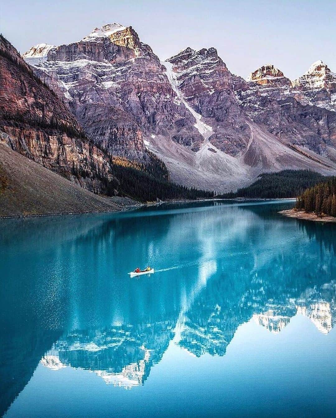 BEAUTIFUL DESTINATIONSさんのインスタグラム写真 - (BEAUTIFUL DESTINATIONSInstagram)「A beautiful day for canoeing at Moraine Lake! 🛶This breathtaking destination in Canada has the most vivid shade of turquoise, equally magnificent as Lake Louise.💧 The area around it has several walking and hiking trails too!  ⠀⠀ Who would love to spend a day here? Tag your canoeing and hiking buddies!  ⠀⠀ 📸 @nomadicfare  📍Moraine Lake, Banff National Park, Alberta, Canada」7月28日 17時47分 - beautifuldestinations