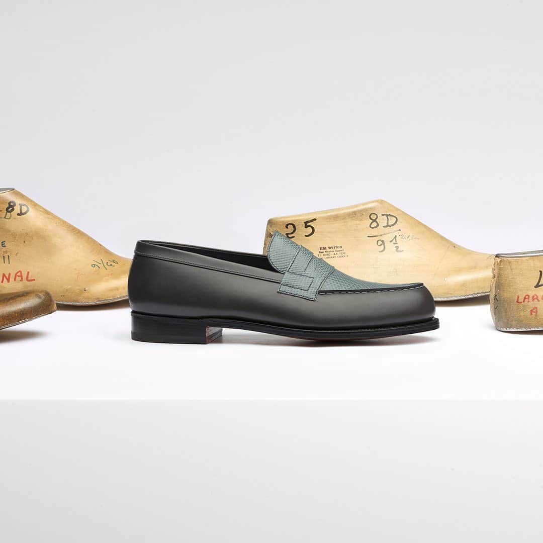 のインスタグラム：「Lézard et veau box gris. Imaginez en boutique votre paire de mocassins 180 idéale.  __ How would you envision your dream 180 Loafers? Come and invent your own in one of our stores. #JMWeston #Shoes #CommandeSpeciale #MadeToOrder」
