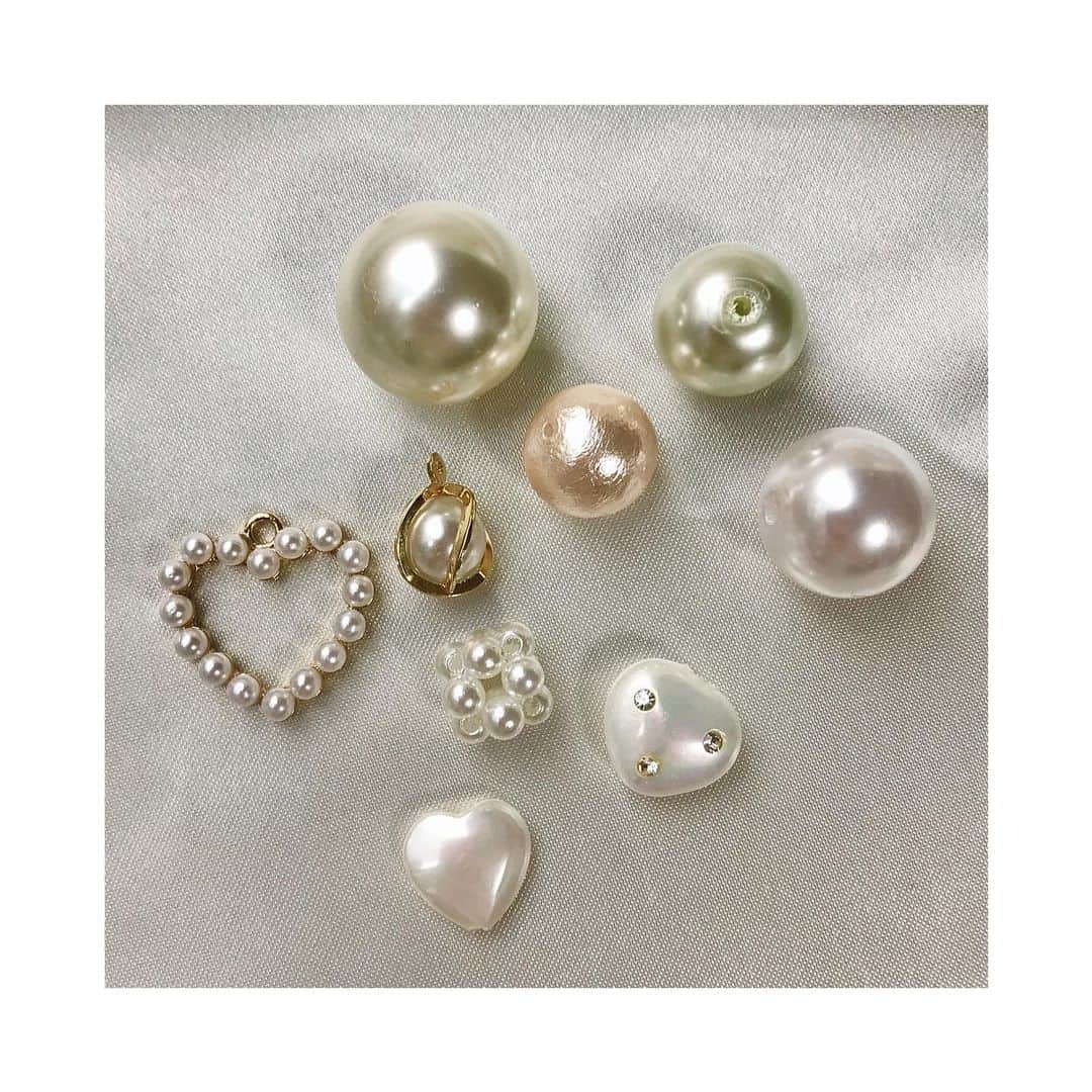 BOX CHARM Industryのインスタグラム：「パールが追加されました🌱 . この夏パールのアクセサリーはいかがでしょうか🤍 . ファイナルセールもうすぐ終了です！ オンラインストアチェックしてみてください🐇 .  #boxcharmindustry #boxcharm #handmade #accessory #handmadeaccessory #pearl  #ボックスチャームインダストリー #ボックスチャーム #ハンドメイド #アクセサリー #ハンドメイドアクセサリー #パール #ピンク #ハート #パールアクセサリー #コットンパール」
