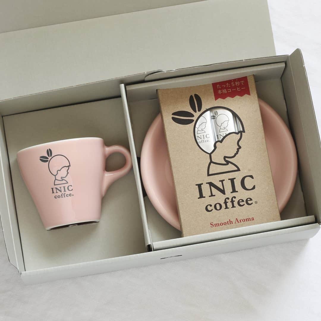 INIC coffeeさんのインスタグラム写真 - (INIC coffeeInstagram)「心も晴れるカラフルなコーヒーカップ、Fine day Cup の予約販売が数量限定でスタートしました。 飲み口にもこだわった、コーヒーを楽しむためのカップです。 11色からお好きな色をお選びください☕  INIC coffee Fine day Cupはコーヒー好きな方へのプレゼントやギフトにもぴったり。 贈る相手のイメージカラーを選んで贈ると、より一層お祝いの気持ちが伝えられるはずです。 ソーサ―セットなど、様々なバリエーションをご用意いたしました。  11色のカップは、シングルでもペアでもかわいいカラフルな色合いです。 ツヤ感のある通常カラーと、優しいマットカラーで展開しています。 INIC coffeeからの特別なギフトで感謝の気持ちを伝えてみてはいかがでしょうか。  #iniccoffee #inic #イニックコーヒー #イニック #ソーサー #ギフト #ギフトボックス #マグカップ #コーヒー時間 #コーヒーのお供 #コーヒーに合う #コーヒー☕️ #☕️ #おうちカフェ #うちカフェ #家カフェ #ホームカフェ #コーヒーライフ #コーヒーブレイク #コーヒーカップ」7月28日 18時08分 - iniccoffee