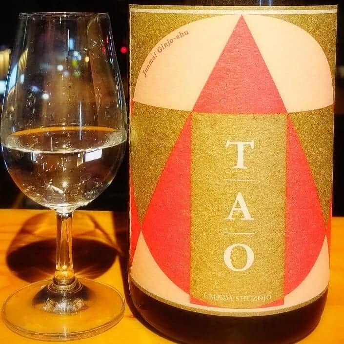 KURAND@日本酒飲み放題さんのインスタグラム写真 - (KURAND@日本酒飲み放題Instagram)「優雅で華やか。 「たおやか」な日本酒です。  TAO （たお） [ 梅田酒造場 / 広島 ]  ラベルは「T」「A」「O」を 重ねて図形化したもの。着物の、 襲色目(かさねいろめ) を想起させます。  名前は「たおやか」という、 しなやかで優雅な所作をあらわす言葉から。 綺麗な香りのエレガントな日本酒です。  フルーティーで華やかな風味と、 柔らかでスッキリとした口当たりは、 白身魚料理や生牡蠣とよく合います。 素敵なペアリングで優雅な時間を過ごせます。  香りも華やかでエレガント。 「たおやか」な日本酒はいかがですか？  お酒の詳細やお買い物は ﻿ ▼プロフィールのリンク先の公式HPから。 ﻿ @kurand_info﻿  個性豊かなお酒と出会いませんか？﻿ まぜはぜひ、ページを見てみてください。﻿ ﻿ #kurand #日本酒 #酒スタグラム #酒屋 #オンライン #華やかなお酒 #フルーティー #お酒好き #商品紹介 #今日のおすすめ #エレガント #sake #たおやか #優雅 #ペアリング #晩酌 #酒ライフ」7月28日 18時00分 - kurand_info
