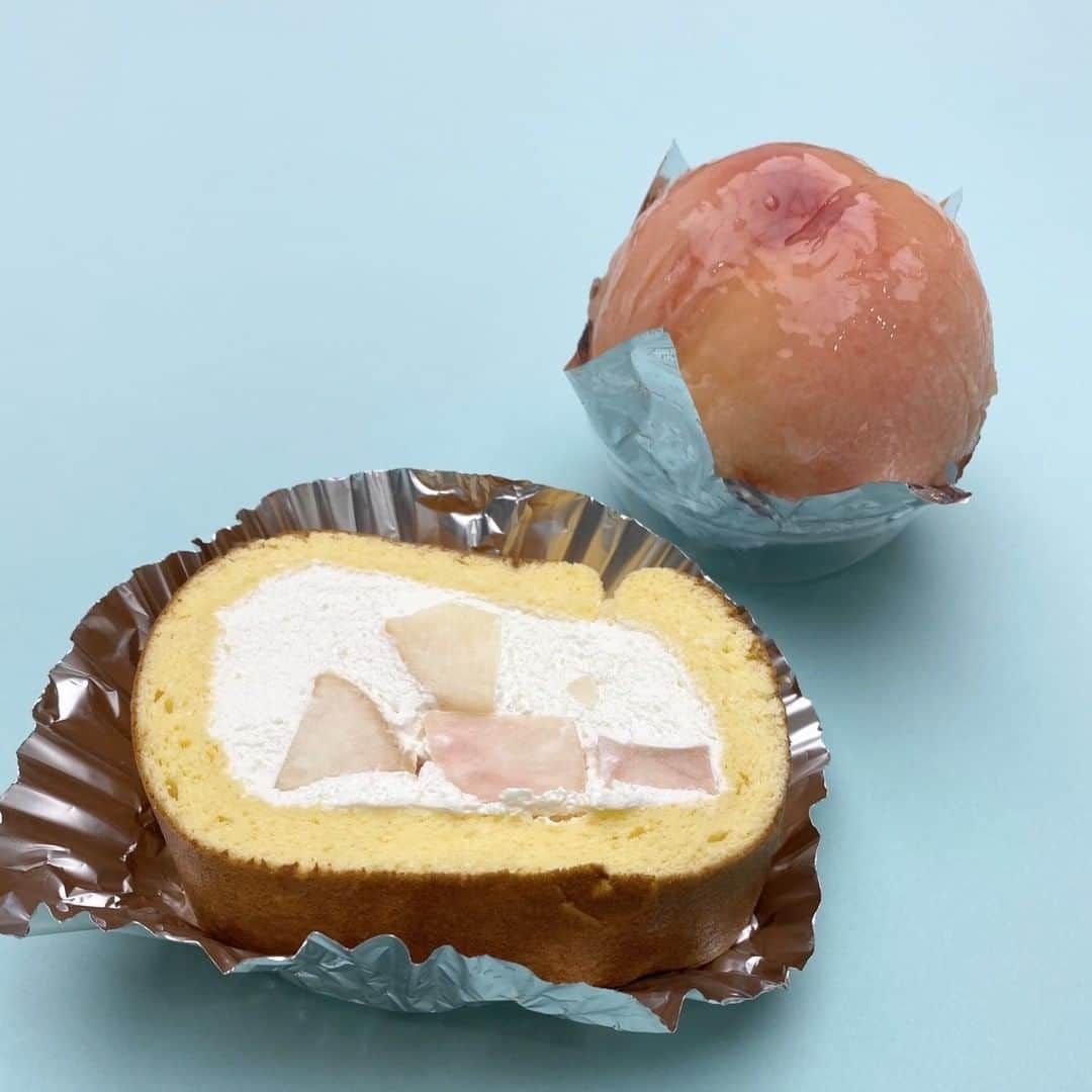 SPURさんのインスタグラム写真 - (SPURInstagram)「【桃愛がつまったケーキです　#深夜のこっそり話 #1298】  ある日SNSにどんぶらこと流れてきた桃は、千代田区神田淡路町生まれのもの。調べてみると、老舗の #近江屋洋菓子店 の桃ケーキで、その可愛さは衝撃的。まるまる桃を1個使ったものなのです。試作に何年も手間をかけたそうで、良い桃が入手できた日のみに販売するそう。チャンスをねらって、先日行った「#ひとりっぷ」初のインスタライブを祝して、朝一に電話をしてみたところ、「本日は入荷予定がありません」という返事でした。「しかたない！ どうしようかな……」とあきらめかけたその時に、「先ほどは申し訳ありませんでした。本日ご用意できます」と折り返しお電話いただき、声も心もはずみました。「なんて親切なの、近江屋さん！」、ありがとうございます。  さて実食となり、「中はどうなっているのだろう？」と恐る恐る桃ケーキにナイフを入れると、中からはカスタードがトロンと出てきます。まずはフォークで口に運んでみました。「んまぃ！！」。その場のスタッフで「んまぃ」の合唱です。味は見た目そのもの、桃のいいところどり。桃の素材のよさが存分に引き出され、近江屋さんと桃の生産者さんに感謝です。この桃ケーキにはつくられた方の桃愛と優しさを感じます。  ========================  続きはSPUR.JPにて➡➡ https://spur.hpplus.jp/beauty/skb/202007/22/IGlESHc/  【SPUR SKB】で検索✅  #SPUR #SPURskb #spurmagazine   #近江屋洋菓子店 #近江屋洋菓子店神田店 #神田 #フルーツ #フルーツケーキ #桃 #もも #peach #cake #SPURおやつ部 #3時のおやつ #おやつのじかん #おやつの時間 #おやつタイム #ケーキ屋 #ケーキ屋さん #洋菓子 #洋菓子好き #🍑 #桃スイーツ #スイーツ」7月28日 18時00分 - spurmagazine