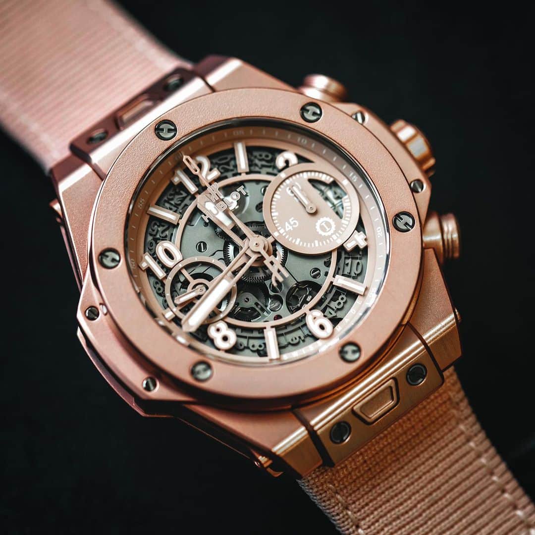 HYPEBEASTさんのインスタグラム写真 - (HYPEBEASTInstagram)「@hypebeaststyle: Take a closer look at the @garageitalia x @hublot Millennial Pink Big Bang Chronograph. The 42mm case is made with a satin-finished and polished pink-hued anodized aluminum and is one of the more fun and colorful watches in its price range. Upon closer inspection, we can see the brushed and polished flanks of the case and the contrast between the titanium H screws at the bezel and gray tones offered via the skeletonize dial. Head to the link in our bio to learn more. It’s priced at $20,900 USD and limited to just 200 pieces. ⁠⠀ Photo: Heison Ho/HYPEBEAST」7月28日 18時02分 - hypebeast