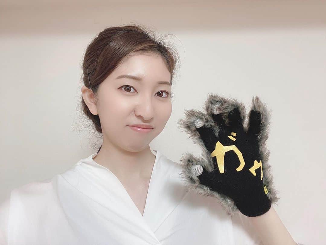 丸井汐里さんのインスタグラム写真 - (丸井汐里Instagram)「✴︎ 先日の #マンウィズ の配信ライブレポをブログに書きました✏️ ✴︎ https://ameblo.jp/sk0505sm0502/entry-12613999486.html ✴︎ ✴︎ ✴︎ 昔フェスでガウ手袋を高々と掲げるファンを見てテンションが上がり、次のライブで迷わず購入。 ✴︎ しかし、夏フェスだと暑いし、屋内のライブでもずっとはしていられない…… ✴︎ 毎回持っていっては使い所に悩むアイテムです笑 ✴︎ ✴︎ ✴︎ #アナウンサー #フリーアナウンサー #ラジオパーソナリティ #丸井汐里 #MANWITHAMISSION #MWAM #MWAM10TH #配信 #配信ライブ」7月28日 18時05分 - shiorimarui