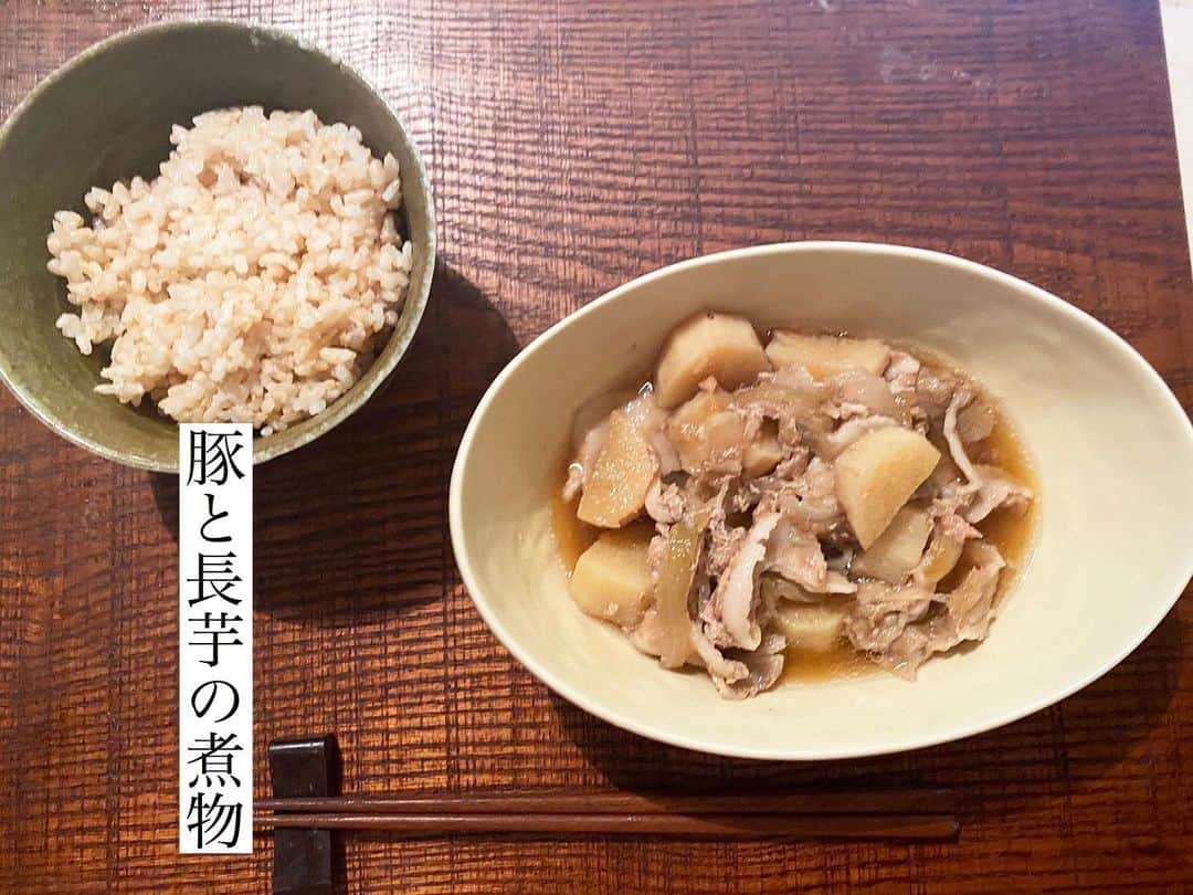 日野達也のインスタグラム：「夏バテで最近食欲が落ちまくってるので長芋で胃を労わる☺️ . 5日分ドッサリと✨ スワイプすれば材料、味付けあります！ 水、麺つゆで煮込むだけなので超簡単🥺 . #煮物　#和食　#作り置き」