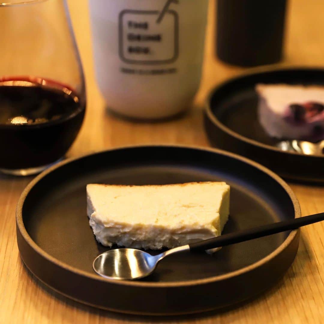 のインスタグラム：「.  .  THE DRINK BOX. KiKi京橋店 @thedrinkbox_jp   WATANABE  @watanabe.miyakojima  のお隣には まさかまさかの ＜THE DRINK BOX.＞の2号店。  新作の チーズケーキには チーズフォームドリンクに 使用するクリームチーズをイン。  プリンのごとく あまりにも とろっとしているものだから、 スプーンで食べるスタイル。  ブルーベリーチーズケーキは ワインともよ〜合うそう。  adress:大阪市北区中崎西1-4-22  #THEDRINKBOX #osaka#tapioca」