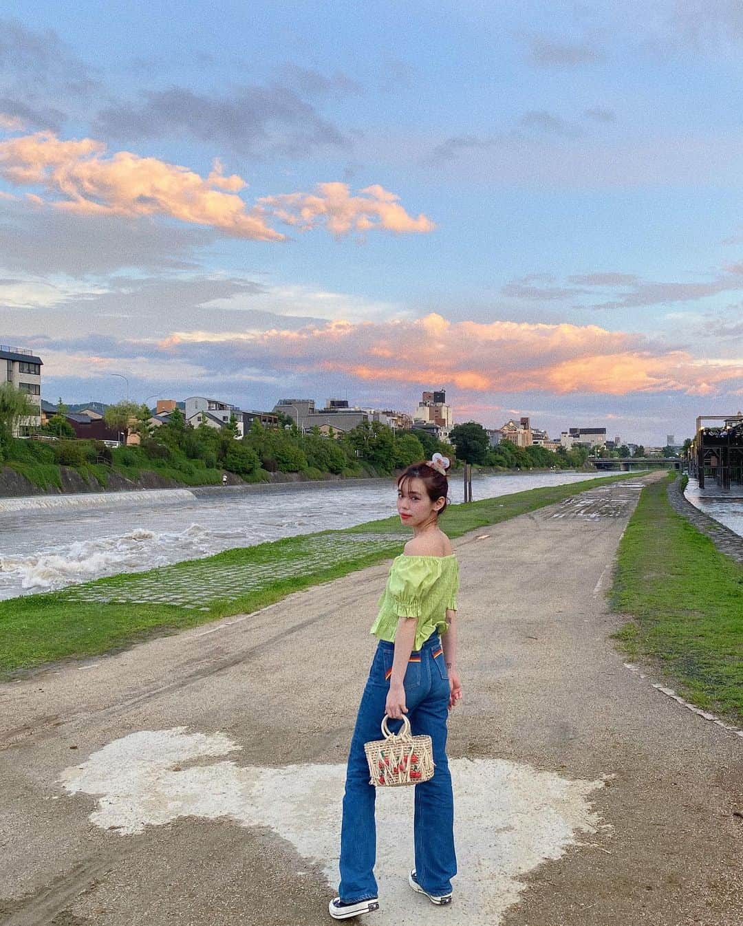 瀬戸あゆみさんのインスタグラム写真 - (瀬戸あゆみInstagram)「鴨川×夕陽。  雨上がり、鴨川をお散歩。 夕陽がだいすきなわたしたちが偶然出会えた風景。  この日、このトップスオフショルにして着てみた🍐💫 上下とも @dear_sisterhood 🌈 バッグは @casselini_official 🍒  このあと、19時からインスタライブです💚  #ayumi_journey  #京都 #ayumi_outfit  #dearsiterhood #casselini」7月28日 18時16分 - setoayumi