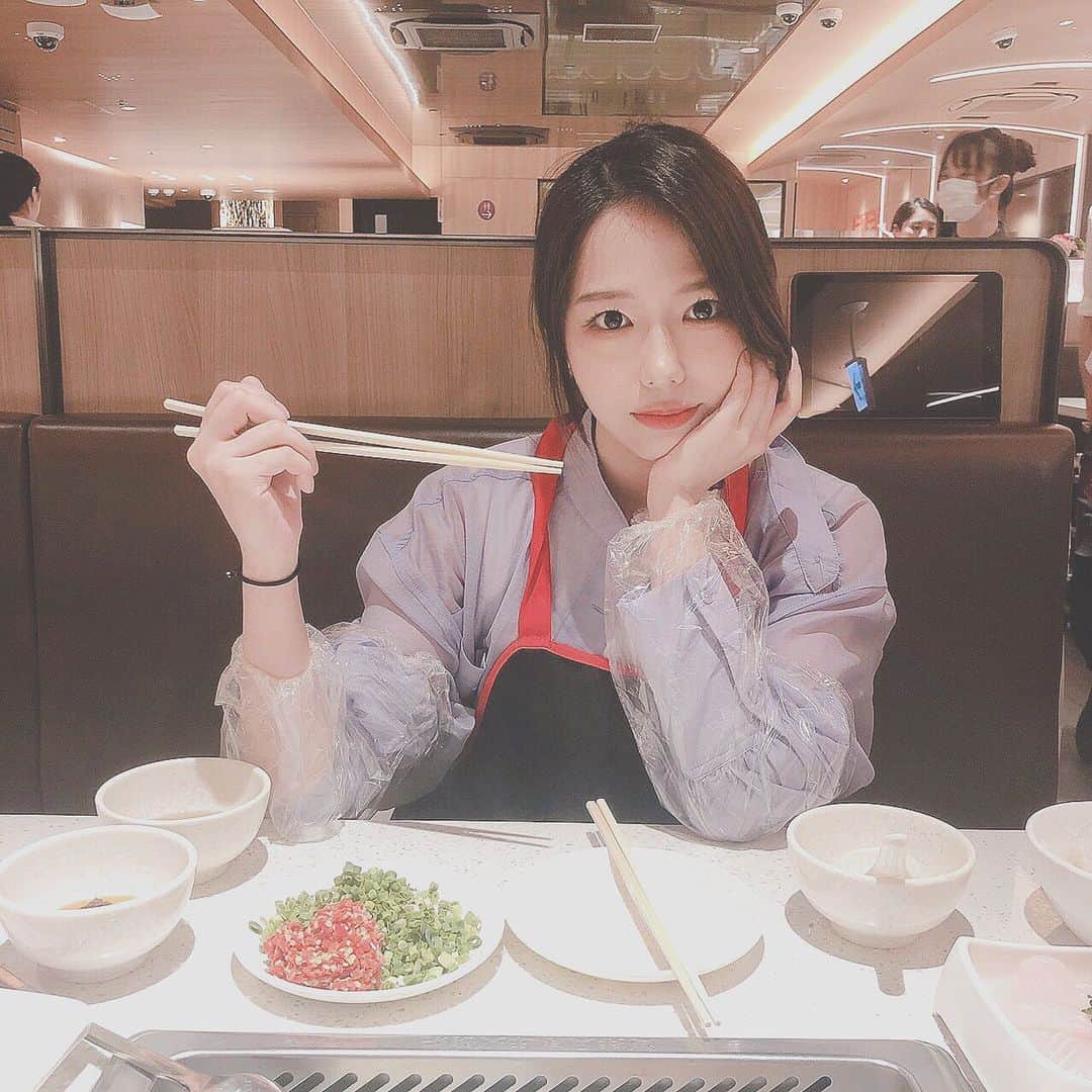 水城夢子のインスタグラム：「食べる時いつも本気！！！フォトバイ©️伊織！！  #火鍋 #海底捞 #海底撈火鍋」