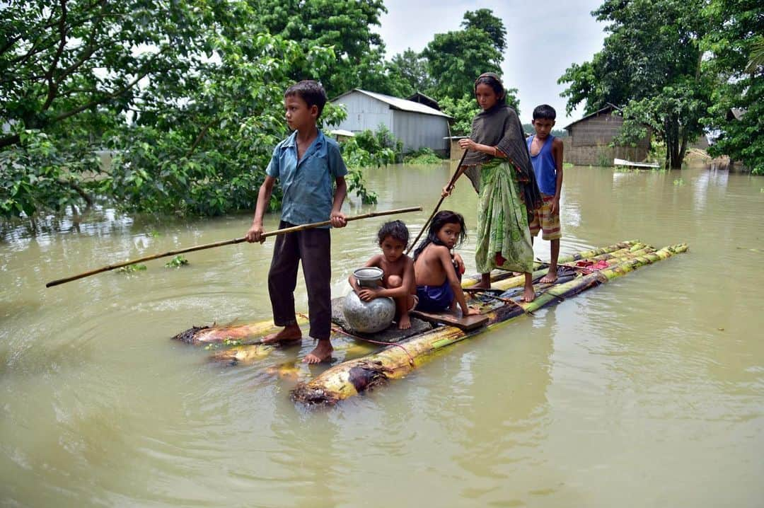 グレタ・トゥーンベリさんのインスタグラム写真 - (グレタ・トゥーンベリInstagram)「Please help the millions affected by the flooding in India and Bangladesh! Countless people, particularly in the Global South, are already suffering the devastating impacts of the climate crisis.   Millions of people in South Asia have been severely affected by recent flooding, at a time when many had already lost so much from Covid-19 and Cyclone Amphan.  In India, more than 6.8 million people have been affected by recent severe monsoon floods. Meanwhile, close to one third of Bangladesh is already suffering flooding, with 2.8 million people affected. Although floods occur annually in these areas, the climate crisis is increasing their frequency and intensity, with current flooding among the worst in years.  This flooding has also come during a period of overlapping crises facing communities in India and Bangladesh. In March, Cyclone Amphan destroyed crops, infrastructure and more than 260,000 homes in both countries, while a Covid-19 lockdown has contributed to over a third of Bangladesh's population dropping under the poverty line.  My foundation will therefore donate €100.000 (from the prize money received from the Gulbenkian Prize for Humanity) to these NGOs - working tirelessly and in desperate need of funds for flood relief work in India and Bangladesh - BRAC, Goonj, Action Aid India and Action Aid Bangladesh.  International media are largely ignoring this devastation, but we must do everything possible to directly support those suffering on the ground, who are in desperate need of resources. I am incredibly privileged to be in a position to be able to donate such sums of money through my foundation, and we are supporting these organisations to make sure it reaches communities affected by the flooding as soon as possible. If you are able, please consider donating to the relief effort. Visit their websites for details. Even the smallest amount can help.  📸 Al Jazeera」7月28日 18時09分 - gretathunberg