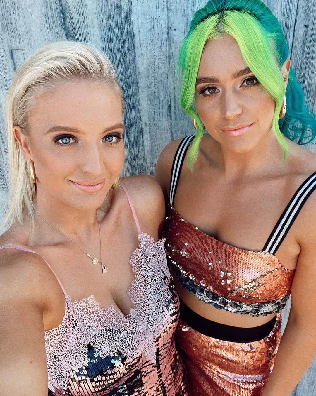 シェパードのインスタグラム：「Little bit of sparkle for today’s performance. Don’t forget to tune in to @thesoundau on Sunday from 5:30pm」