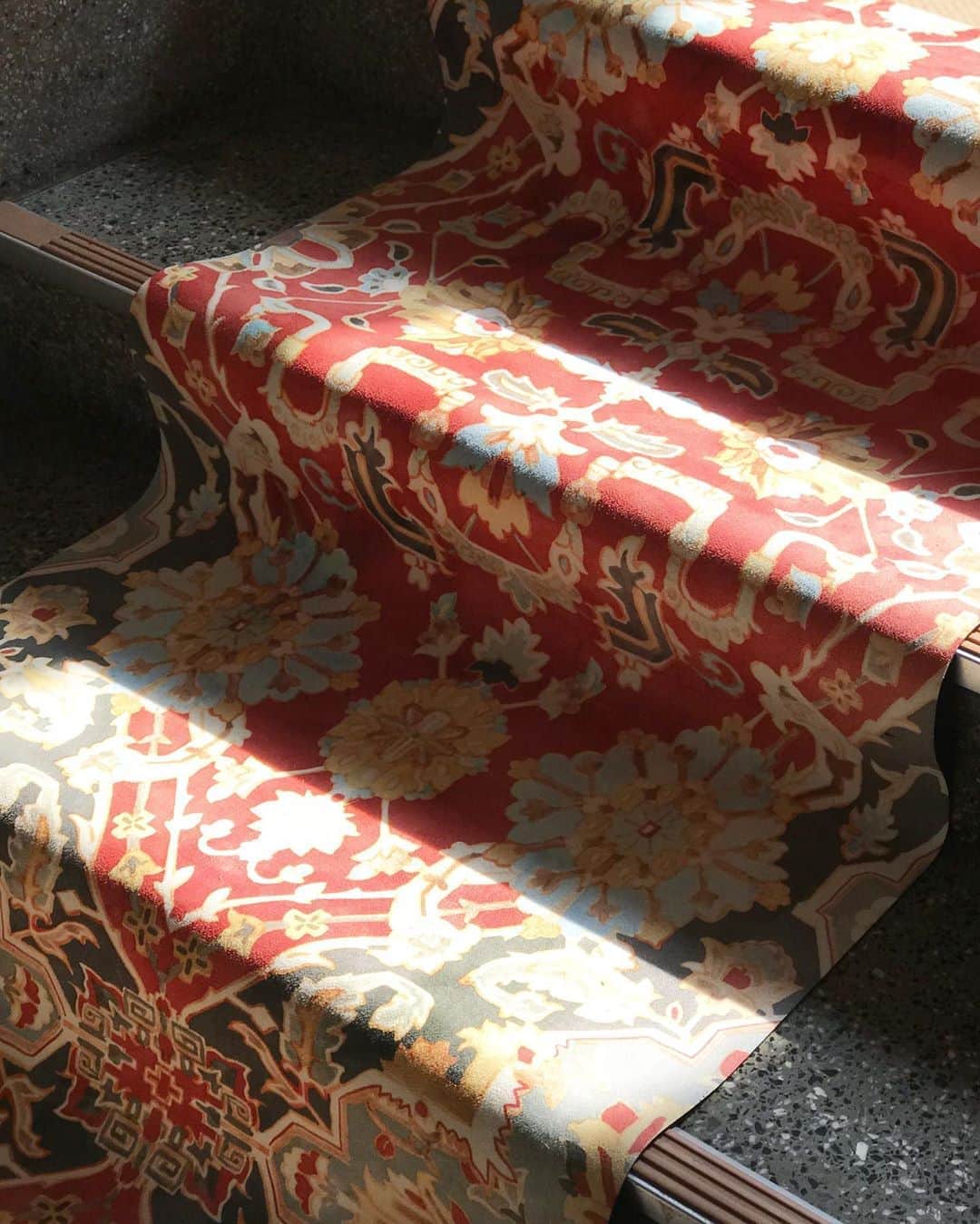 倉岡晋也のインスタグラム：「Beautiful ✔︎ Yoga mat @styleboatmarket 絨毯柄のヨガマット 防水で、簡単に汚れも拭き取れる インテリアに馴染むから普通に敷いててもオッケー、パリの自宅で使うのが楽しみ！ 旅行出来るようなったら、どこにでも連れて行きたい」