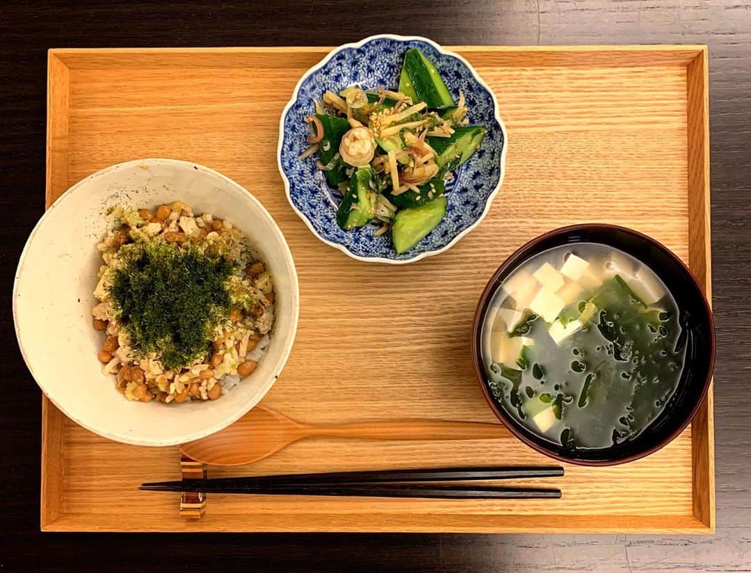 のインスタグラム：「納豆と青海苔いい感じ  #昼ご飯 #祐ご飯 #納豆ごはん #きゅうり  #ワカメ #とうふ  #利ご飯」